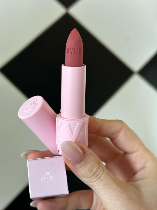 KYLIE JENNER
Matte Finish Lipstick (328)