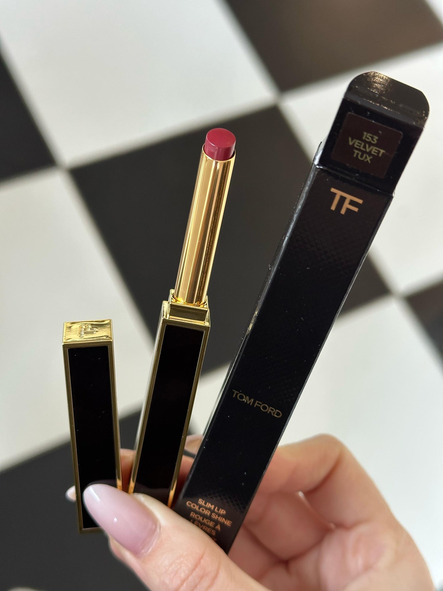 TOM FORD Slim Lip Color Shine
Beautifully Pigmented Lipstick Formula