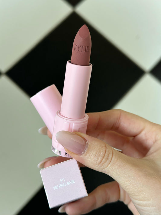 KYLIE JENNER
Matte Finish Lipstick (611)
