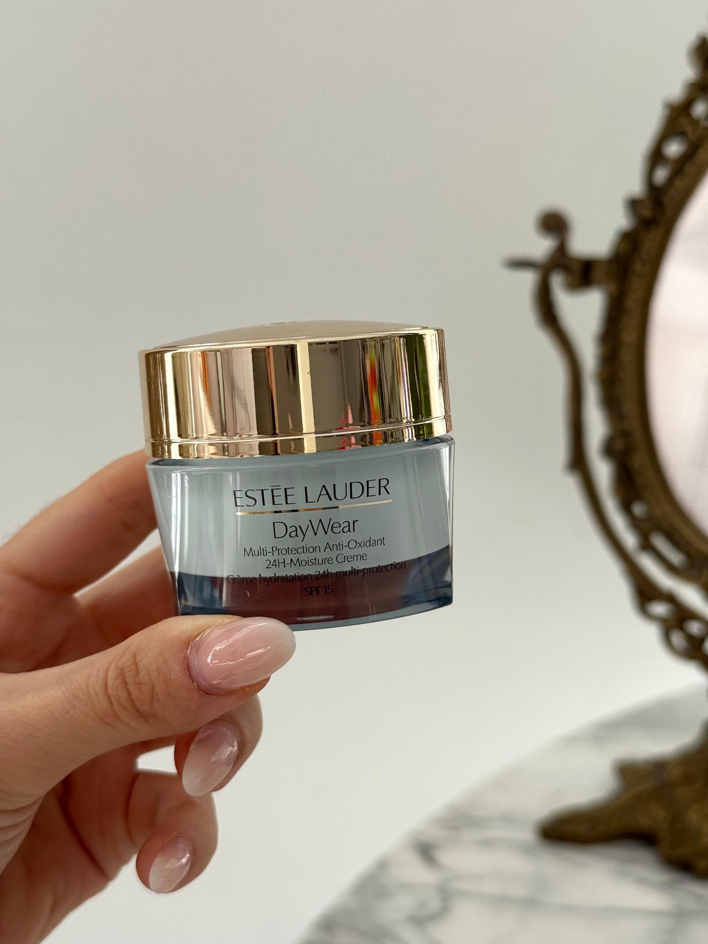 ESTÉE LAUDER
DayWear Moisturizer Multi-Protection Anti-Oxidant 24H Hydratation Moisture Creme SPF15