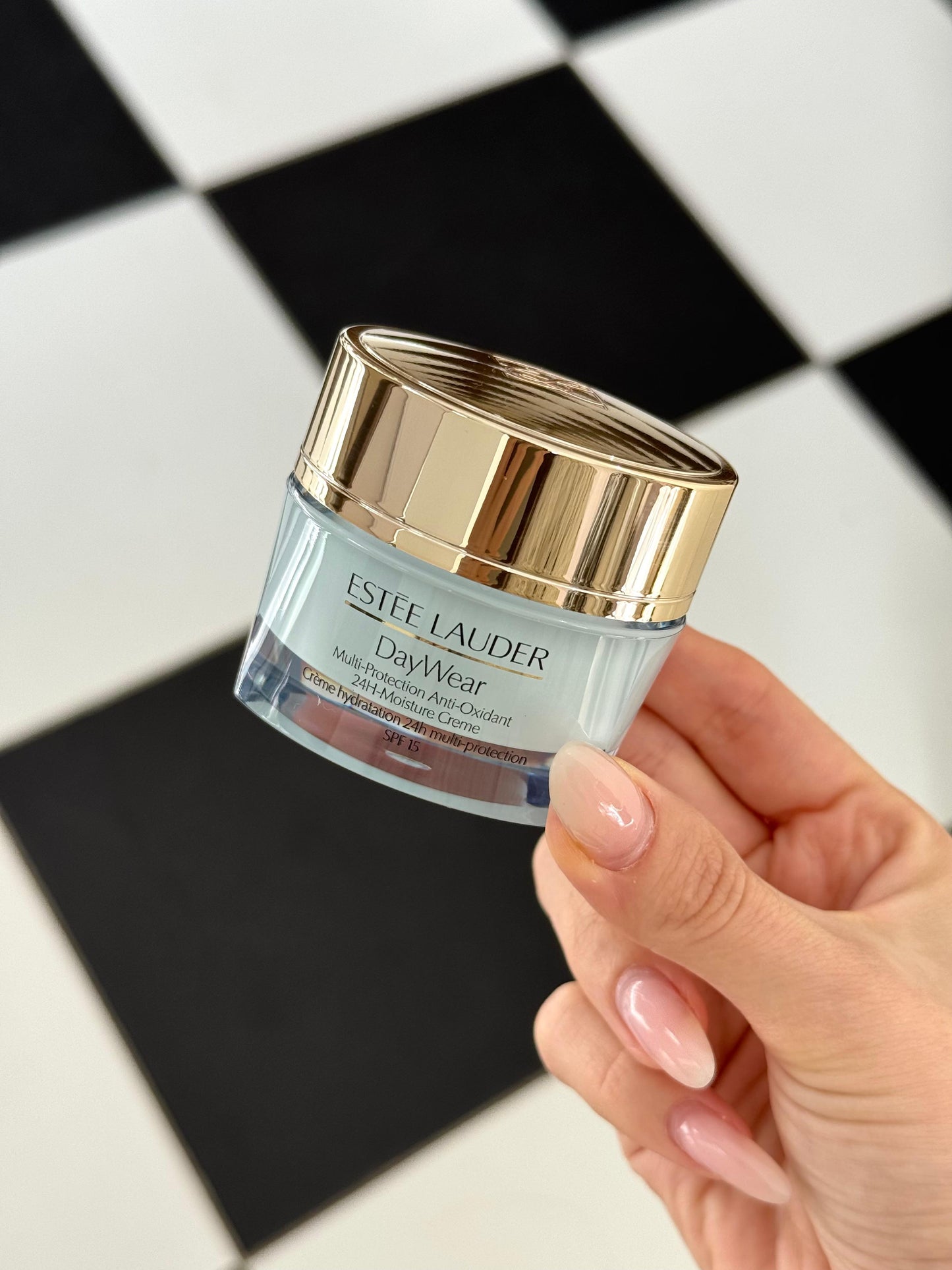 ESTÉE LAUDER
DayWear Moisturizer Multi-Protection Anti-Oxidant 24H Hydratation Moisture Creme SPF15