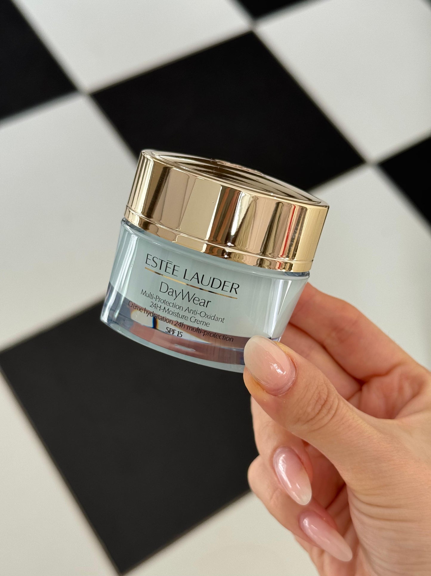 ESTÉE LAUDER
DayWear Moisturizer Multi-Protection Anti-Oxidant 24H Hydratation Moisture Creme SPF15