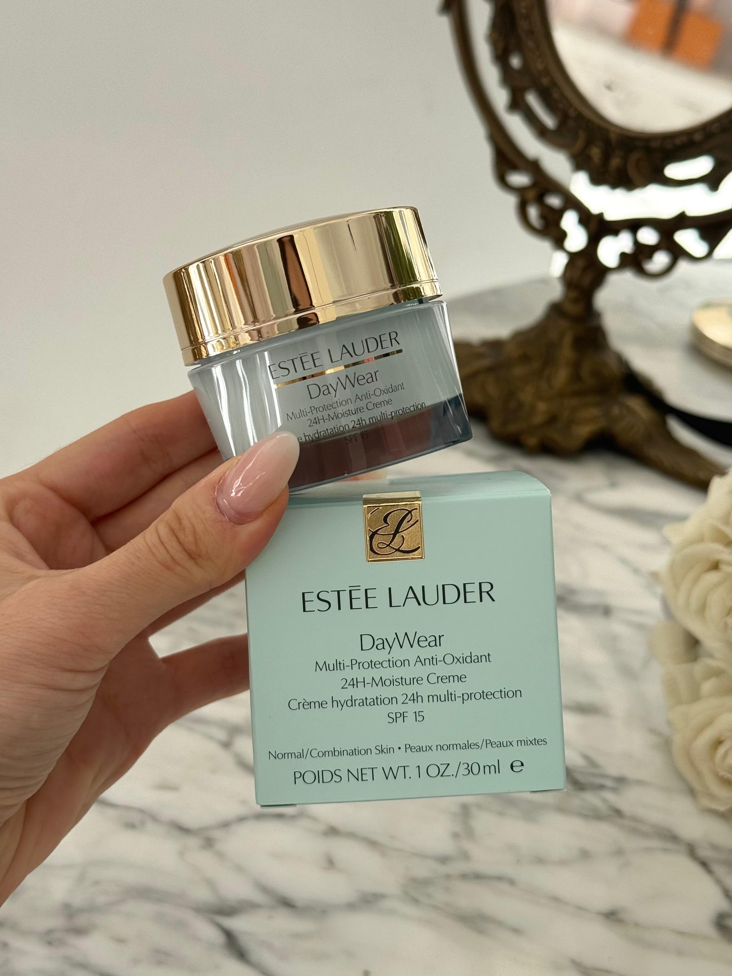 ESTÉE LAUDER
DayWear Moisturizer Multi-Protection Anti-Oxidant 24H Hydratation Moisture Creme SPF15