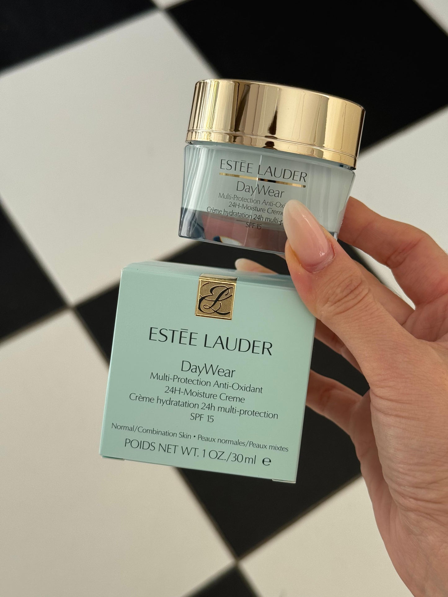 ESTÉE LAUDER
DayWear Moisturizer Multi-Protection Anti-Oxidant 24H Hydratation Moisture Creme SPF15