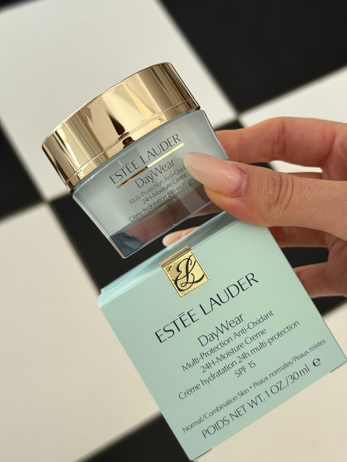ESTÉE LAUDER
DayWear Moisturizer Multi-Protection Anti-Oxidant 24H Hydratation Moisture Creme SPF15