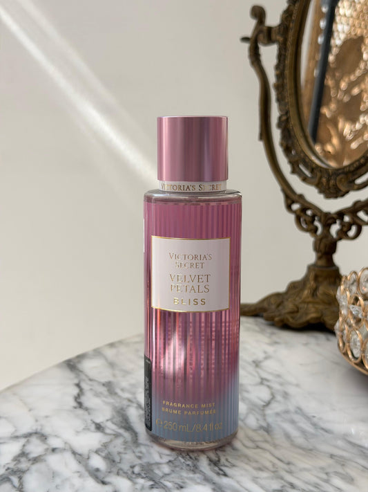 VICTORIA’S SECRET Velvet Petals Bliss
Fragrance Mist