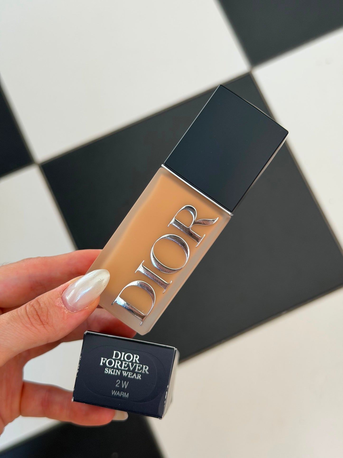 DIOR Forever Skin Wear
Blurring Natural Matte Foundation - 24h Ultra Wear - No-Transfer - Triple-Action Care - SPF25 PA+++