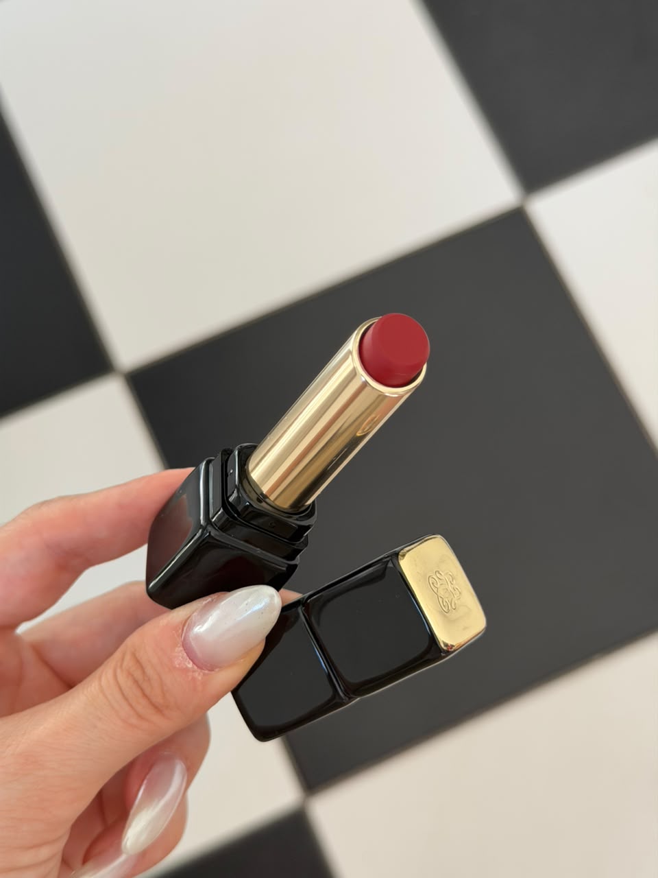 GUERLAIN KissKiss Tender Matte Lipstick Guerlain (999)
Lightweight Luminous