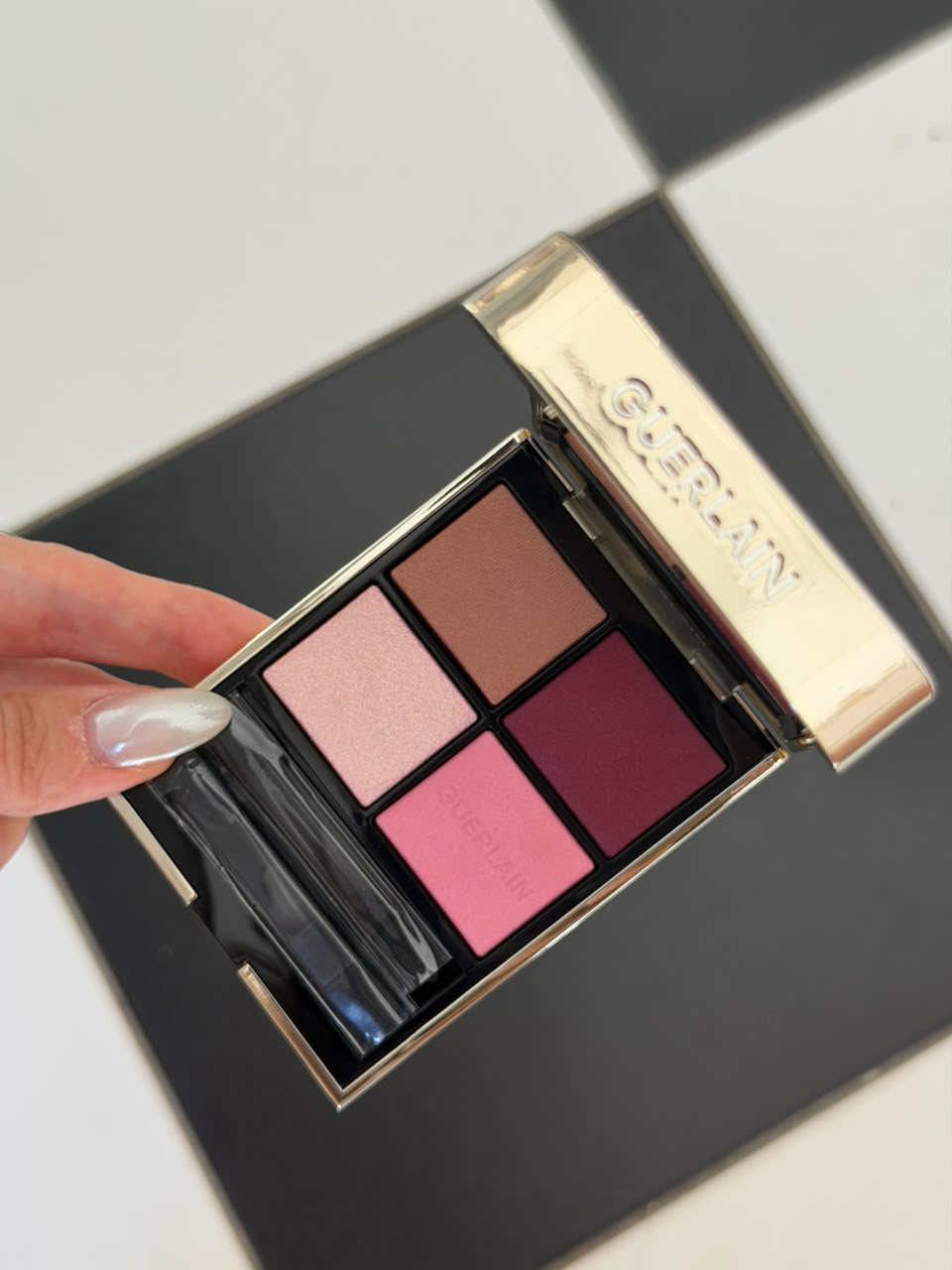 GUERLAIN Ombres G
Eyeshadow Quad
Multi-Effect, High Color & Long Wear (530)