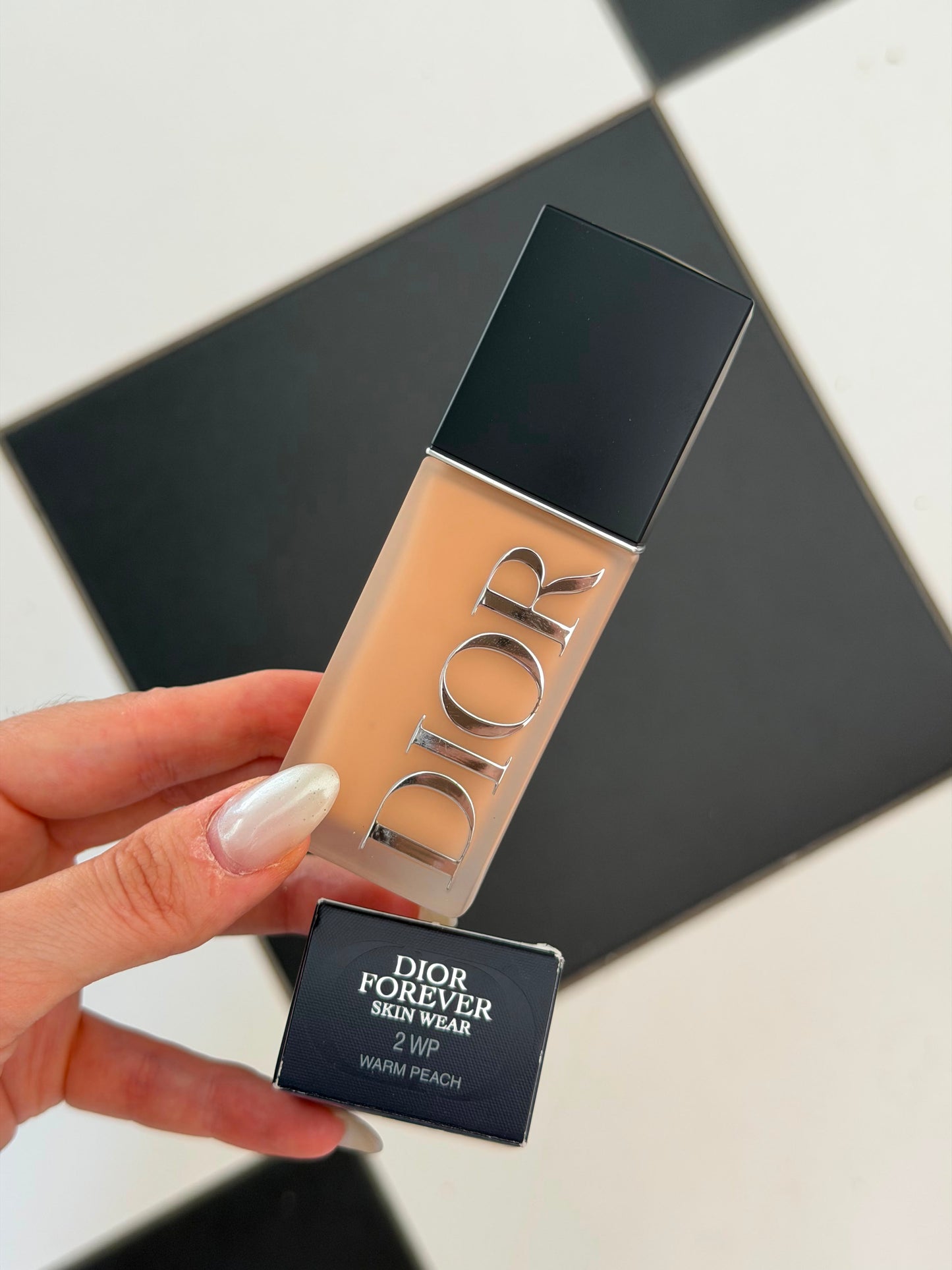 DIOR Forever Skin Wear
Blurring Natural Matte Foundation - 24h Ultra Wear - No-Transfer - Triple-Action Care - SPF25 PA+++
