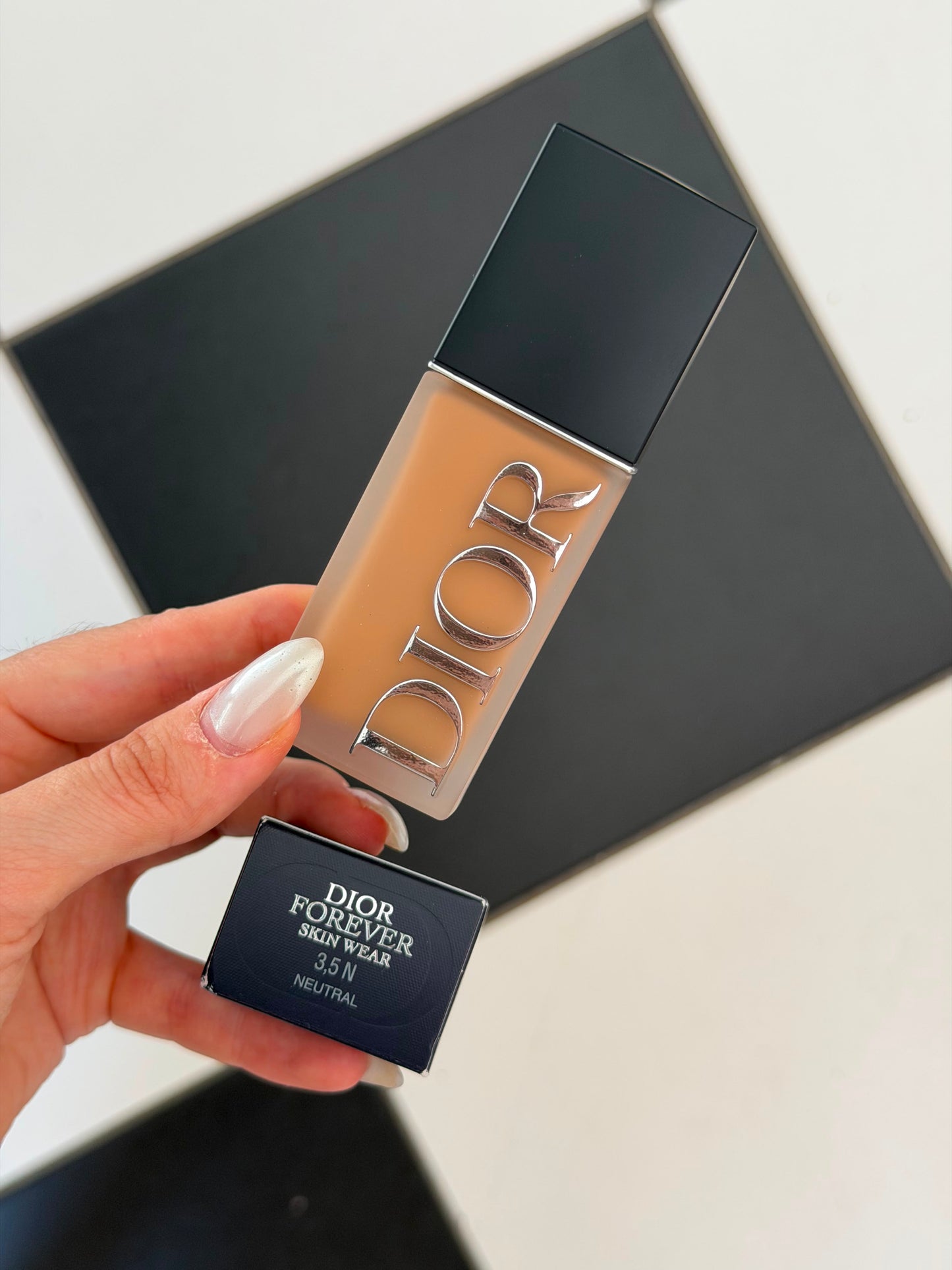 DIOR Forever Skin Wear
Blurring Natural Matte Foundation - 24h Ultra Wear - No-Transfer - Triple-Action Care - SPF25 PA+++