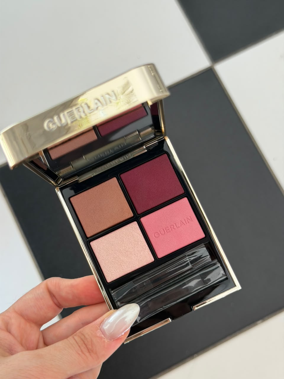 GUERLAIN Ombres G
Eyeshadow Quad
Multi-Effect, High Color & Long Wear (530)