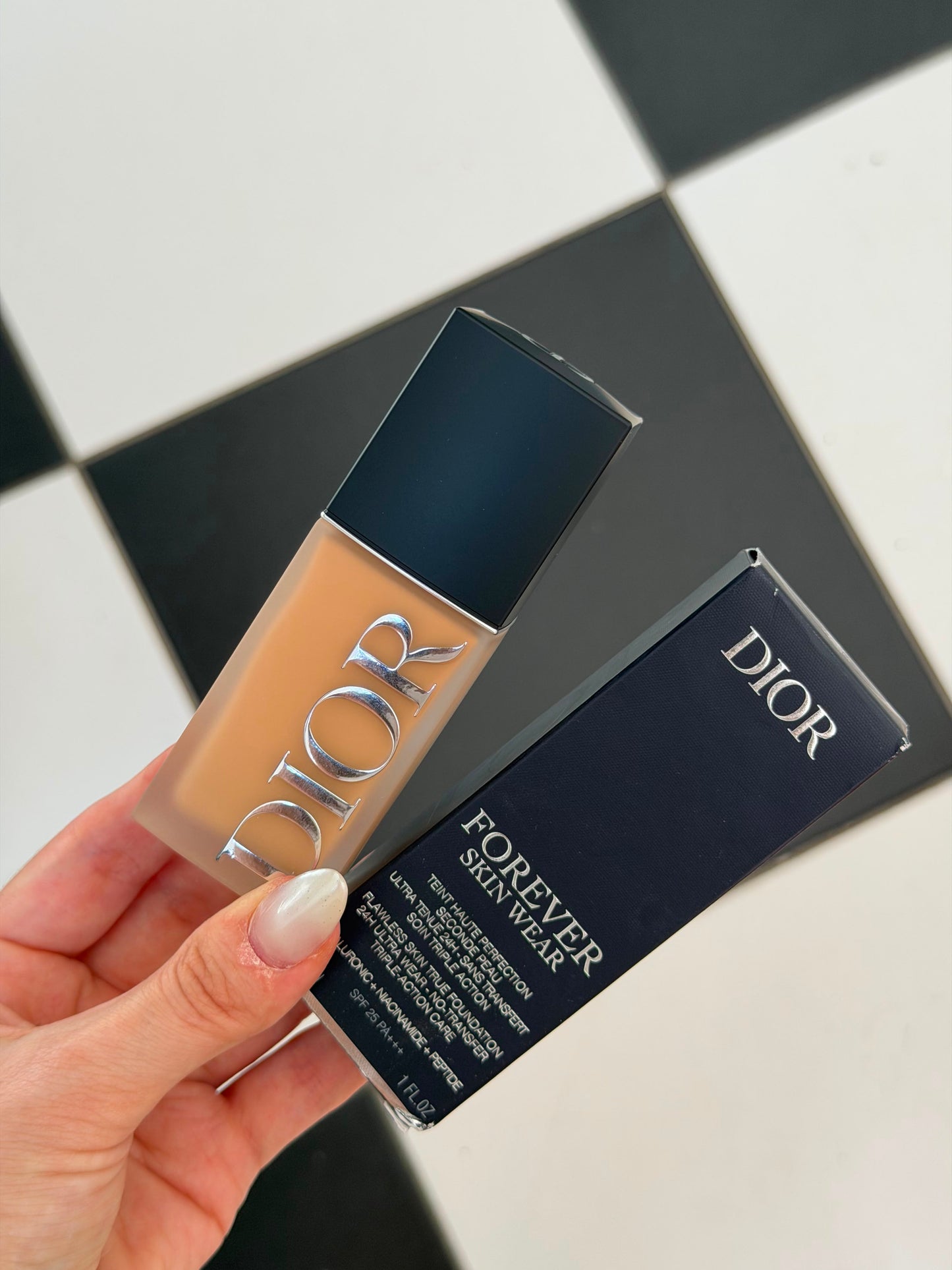 DIOR Forever Skin Wear
Blurring Natural Matte Foundation - 24h Ultra Wear - No-Transfer - Triple-Action Care - SPF25 PA+++