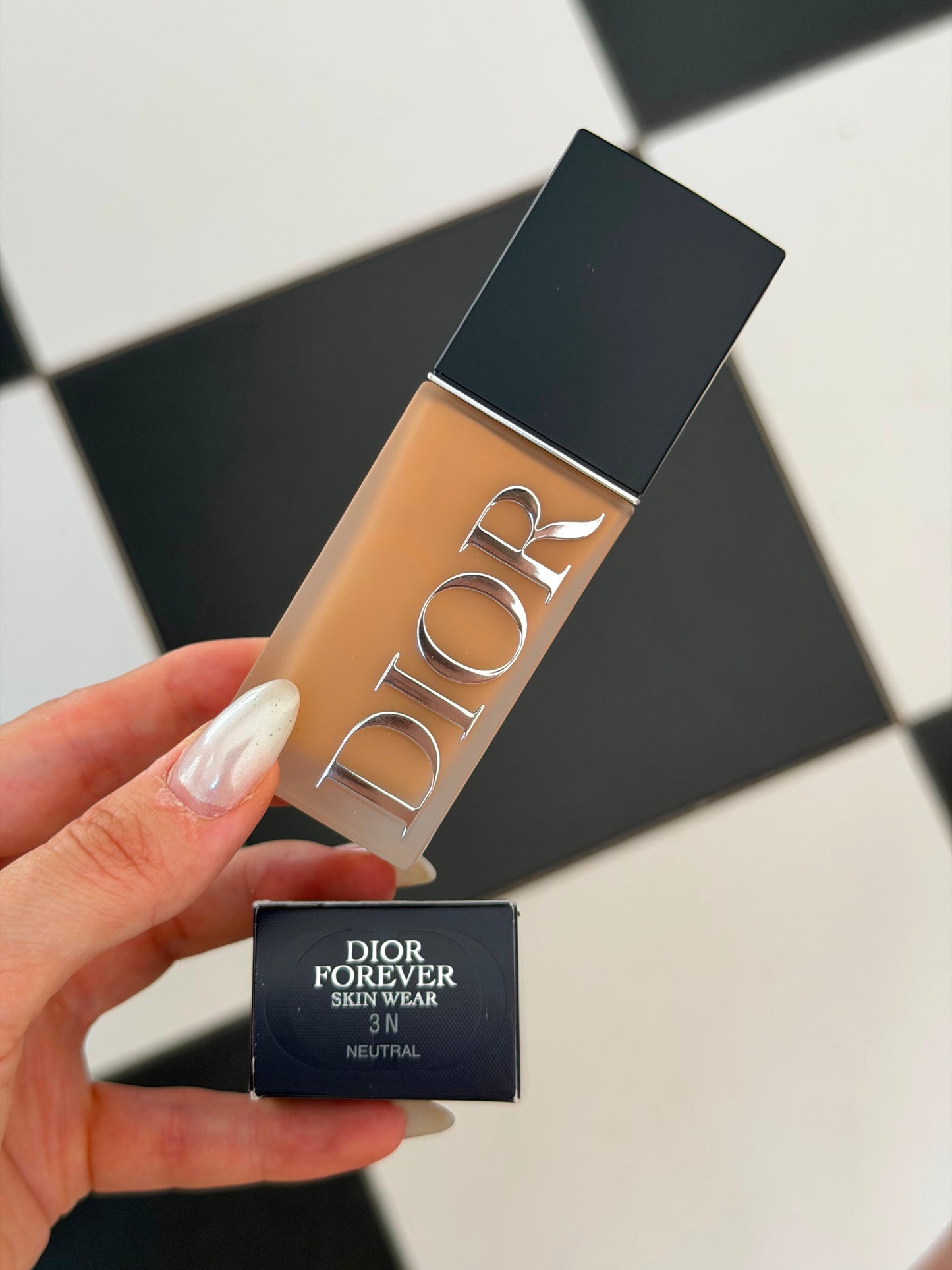 DIOR Forever Skin Wear
Blurring Natural Matte Foundation - 24h Ultra Wear - No-Transfer - Triple-Action Care - SPF25 PA+++