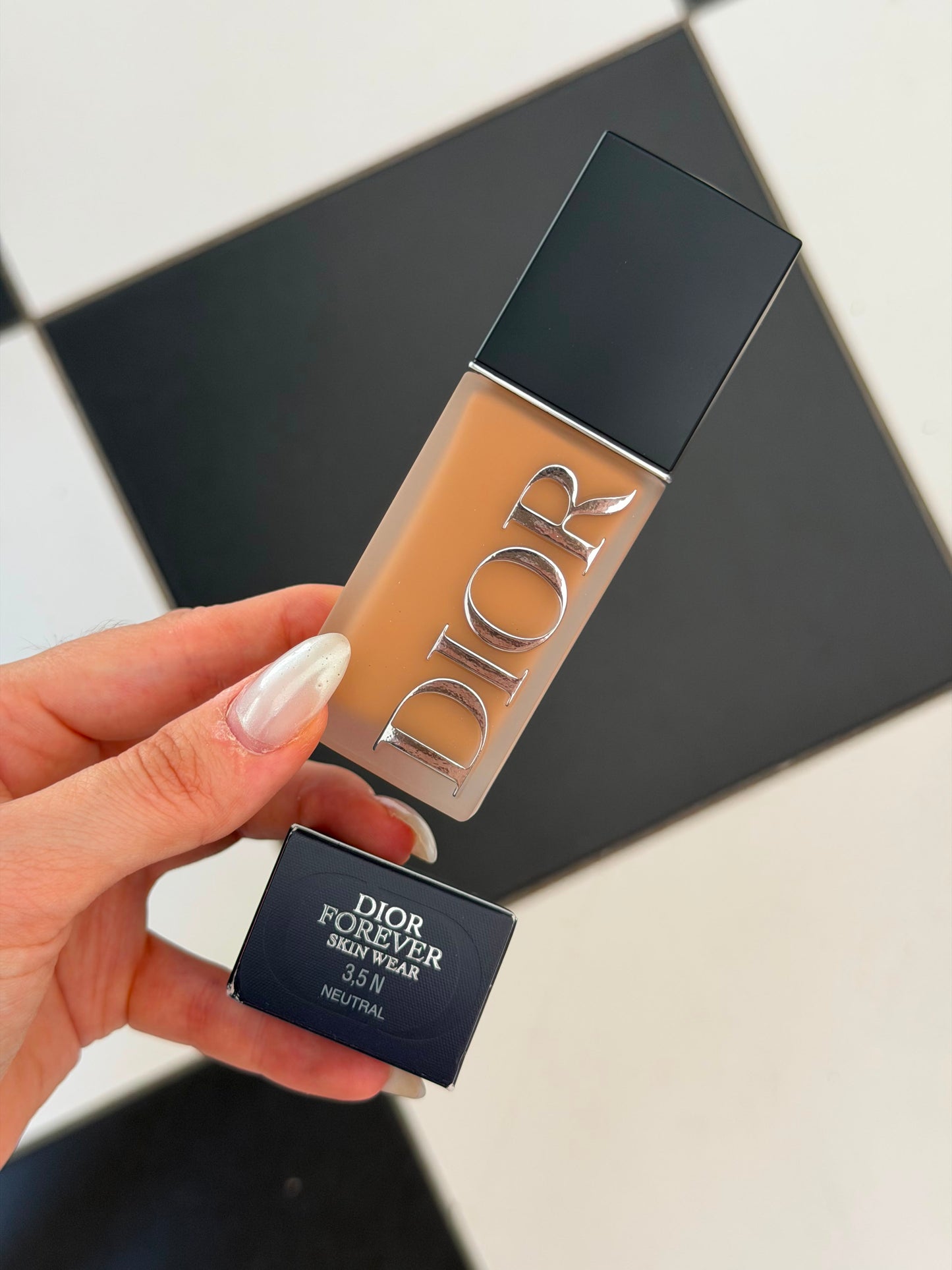 DIOR Forever Skin Wear
Blurring Natural Matte Foundation - 24h Ultra Wear - No-Transfer - Triple-Action Care - SPF25 PA+++