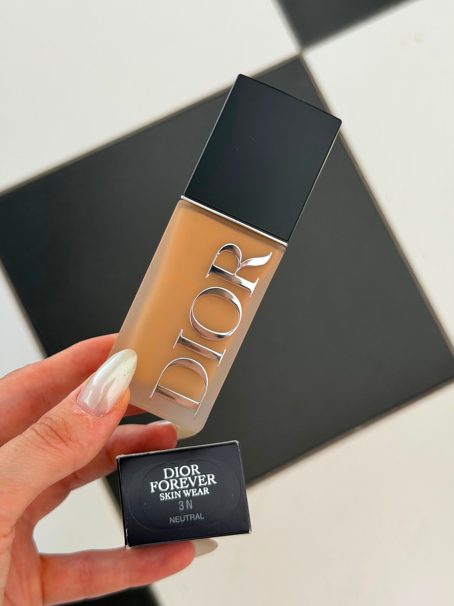 DIOR Forever Skin Wear
Blurring Natural Matte Foundation - 24h Ultra Wear - No-Transfer - Triple-Action Care - SPF25 PA+++