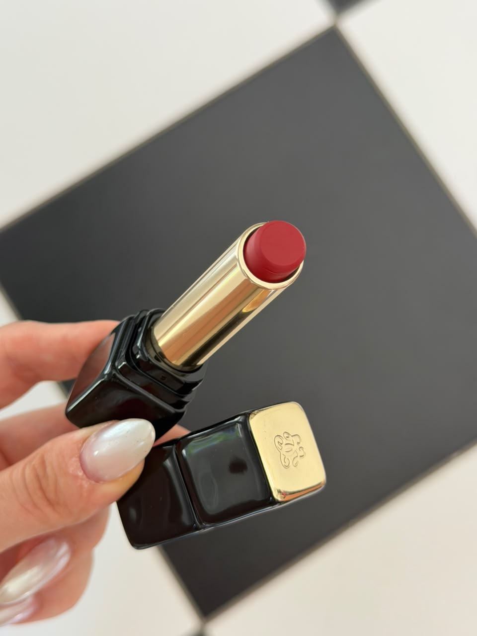 GUERLAIN KissKiss Tender Matte Lipstick Guerlain (999)
Lightweight Luminous