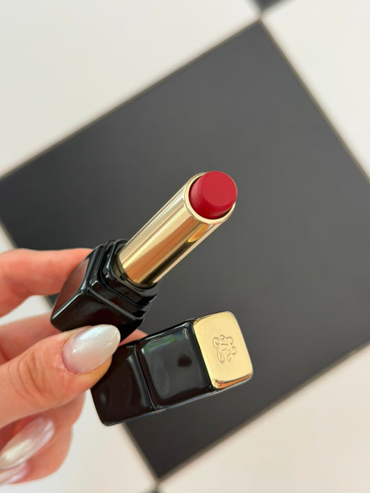 GUERLAIN KissKiss Tender Matte Lipstick Guerlain (999)
Lightweight Luminous