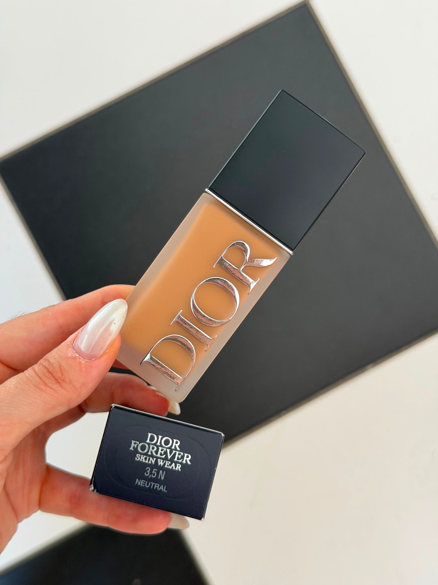 DIOR Forever Skin Wear
Blurring Natural Matte Foundation - 24h Ultra Wear - No-Transfer - Triple-Action Care - SPF25 PA+++