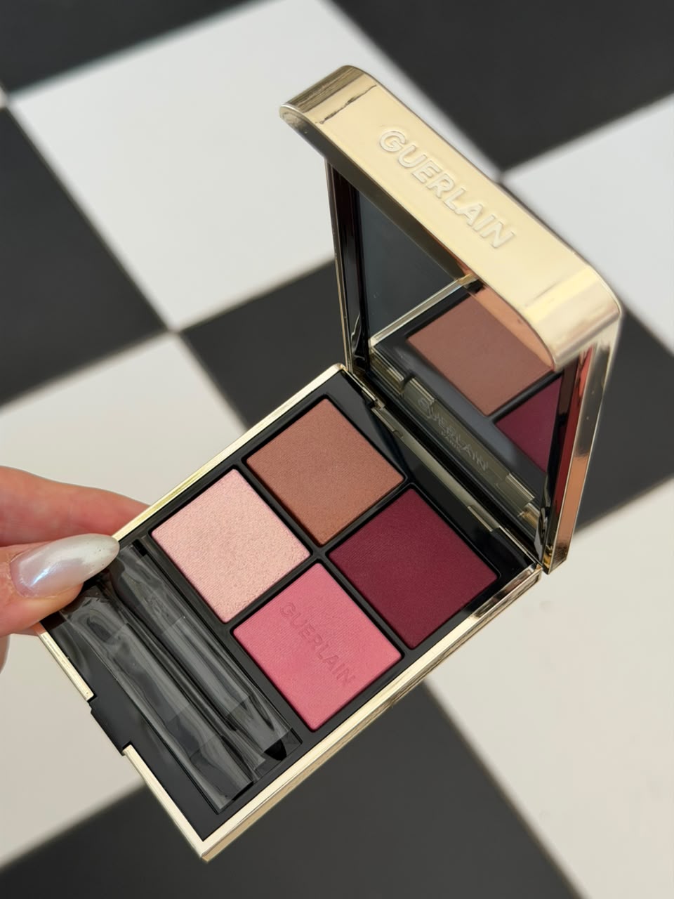 GUERLAIN Ombres G
Eyeshadow Quad
Multi-Effect, High Color & Long Wear (530)