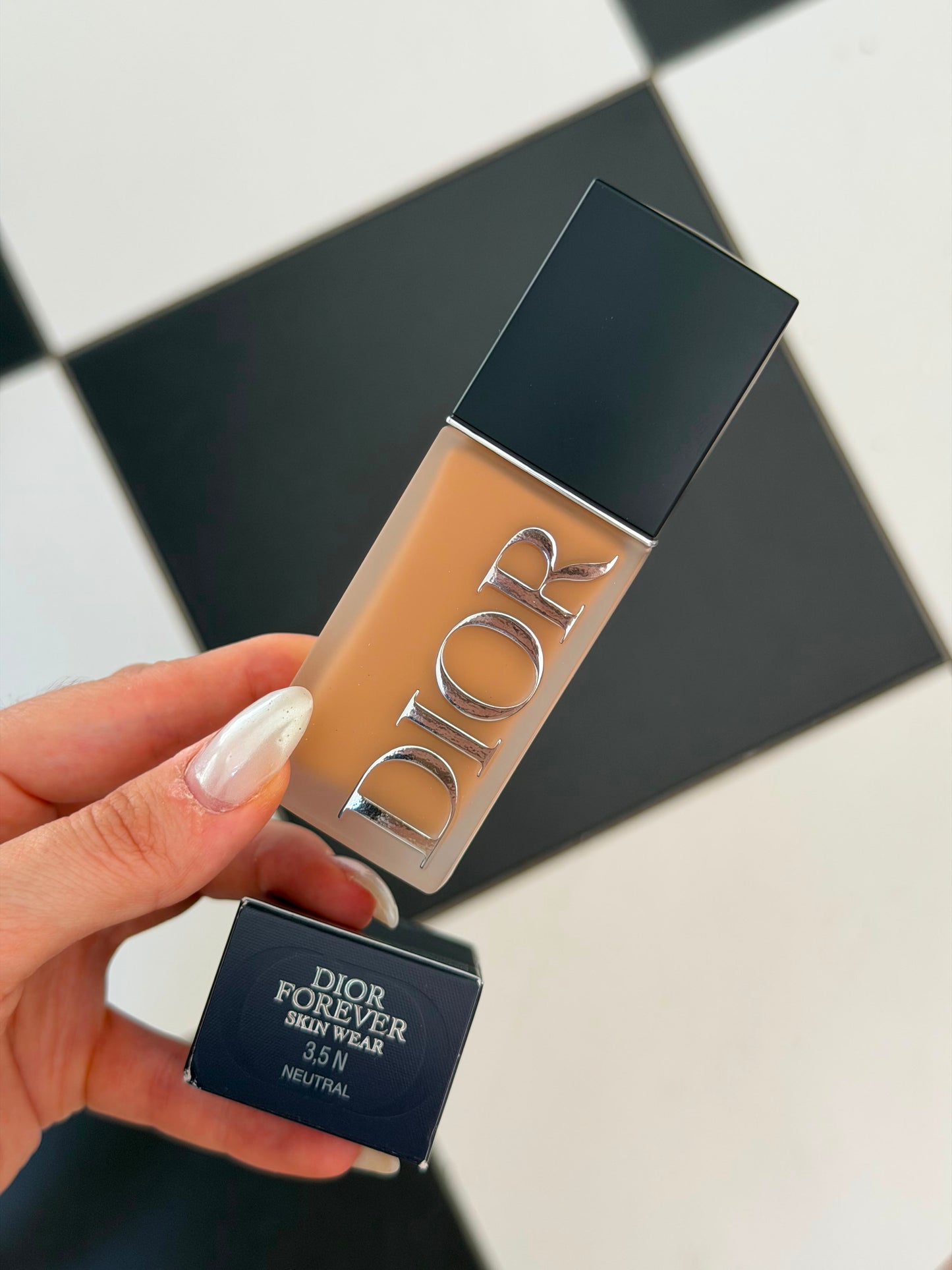 DIOR Forever Skin Wear
Blurring Natural Matte Foundation - 24h Ultra Wear - No-Transfer - Triple-Action Care - SPF25 PA+++