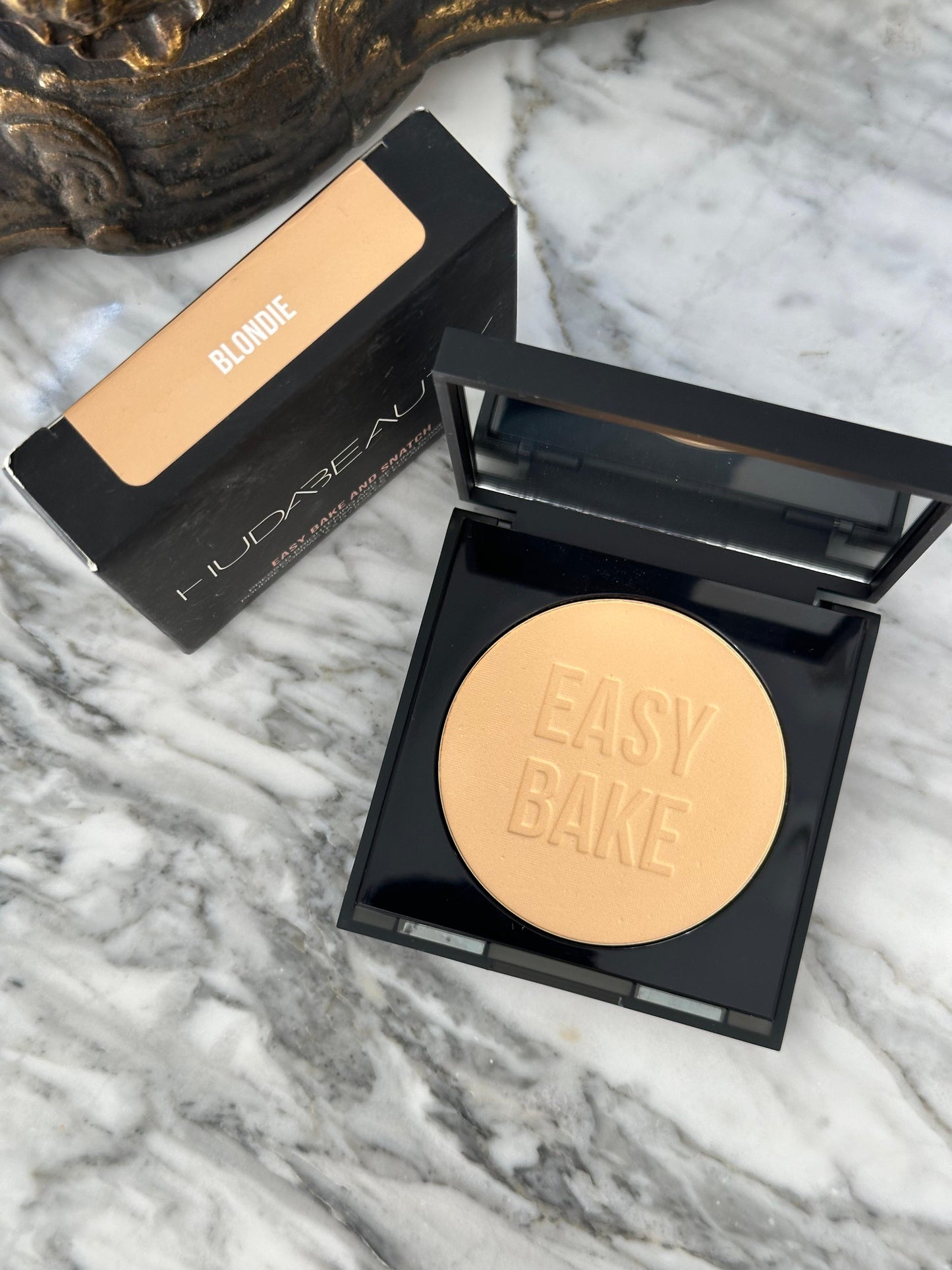 HUDA BEAUTY Easy Bake and Snatch Pressed Brightening and Setting Powder