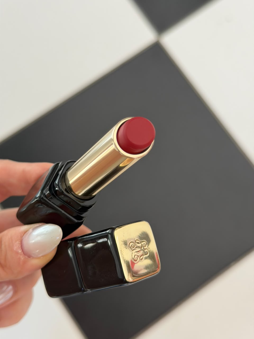 GUERLAIN KissKiss Tender Matte Lipstick Guerlain (999)
Lightweight Luminous