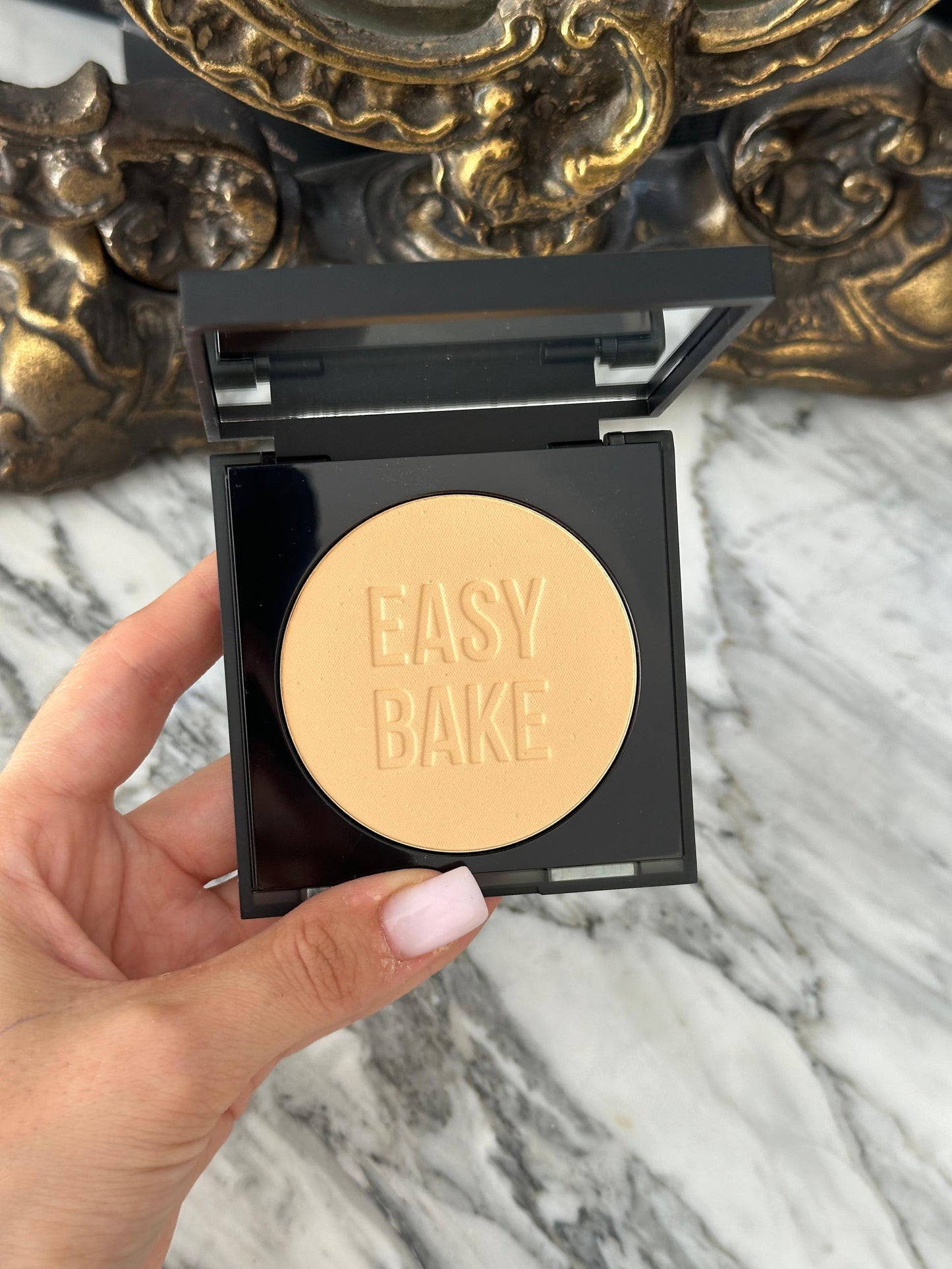 HUDA BEAUTY Easy Bake and Snatch Pressed Brightening and Setting Powder