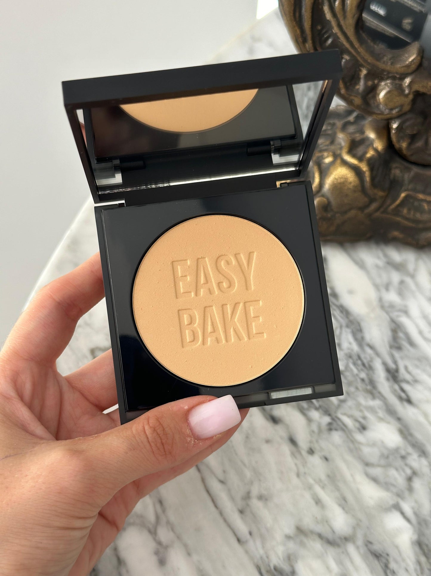 HUDA BEAUTY Easy Bake and Snatch Pressed Brightening and Setting Powder