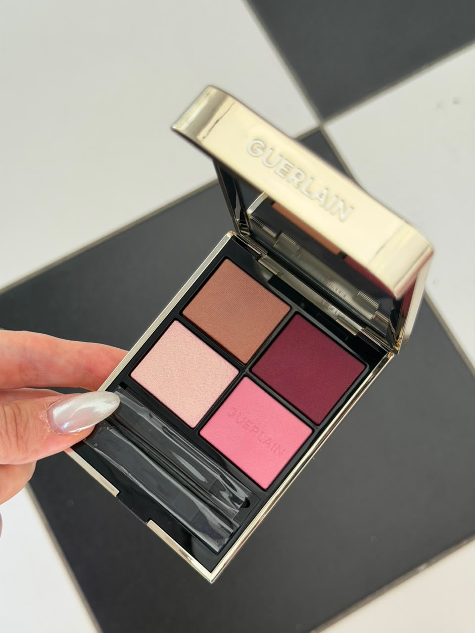 GUERLAIN Ombres G
Eyeshadow Quad
Multi-Effect, High Color & Long Wear (530)