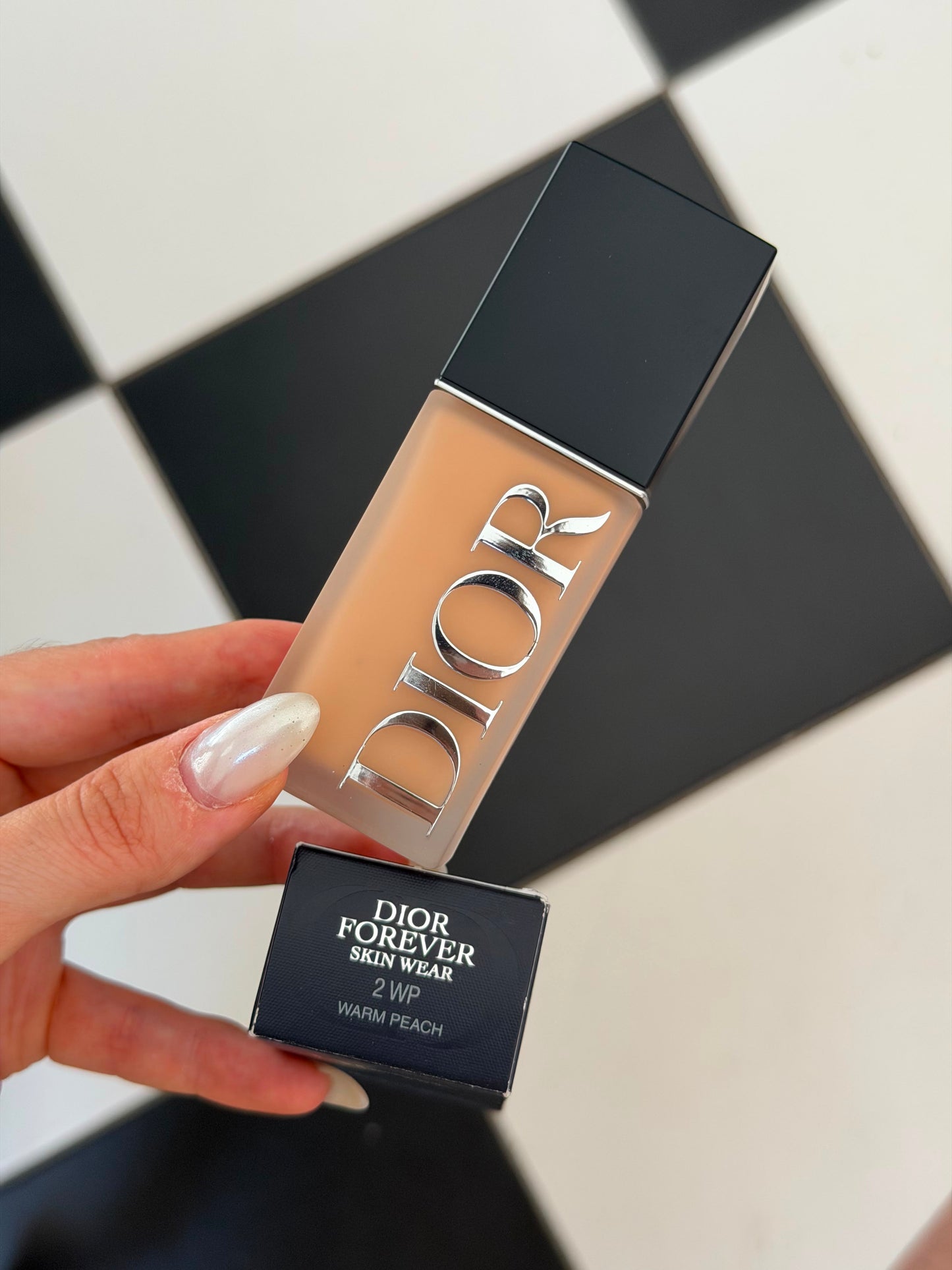 DIOR Forever Skin Wear
Blurring Natural Matte Foundation - 24h Ultra Wear - No-Transfer - Triple-Action Care - SPF25 PA+++