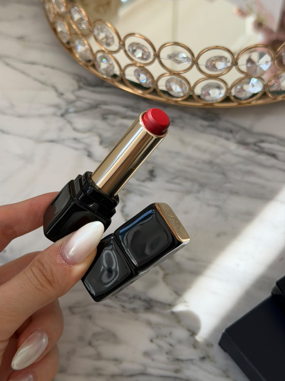GUERLAIN KissKiss Tender Matte Lipstick Guerlain (999)
Lightweight Luminous