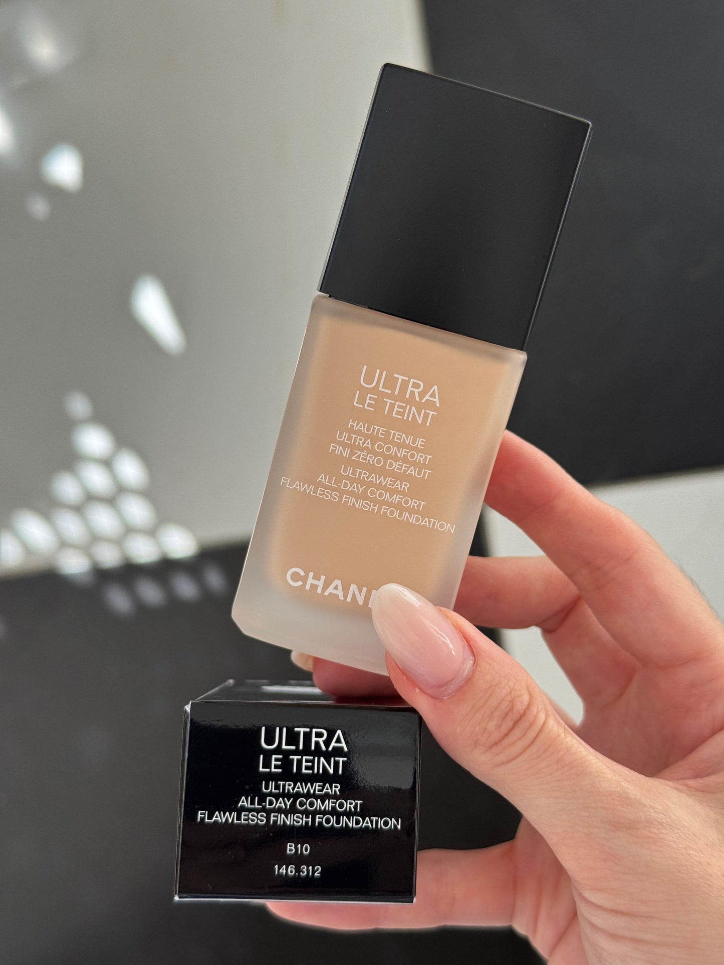 CHANEL Ultra Le Teint Ultrawear All-Day Comfort Flawless Finish Foundation (B10)