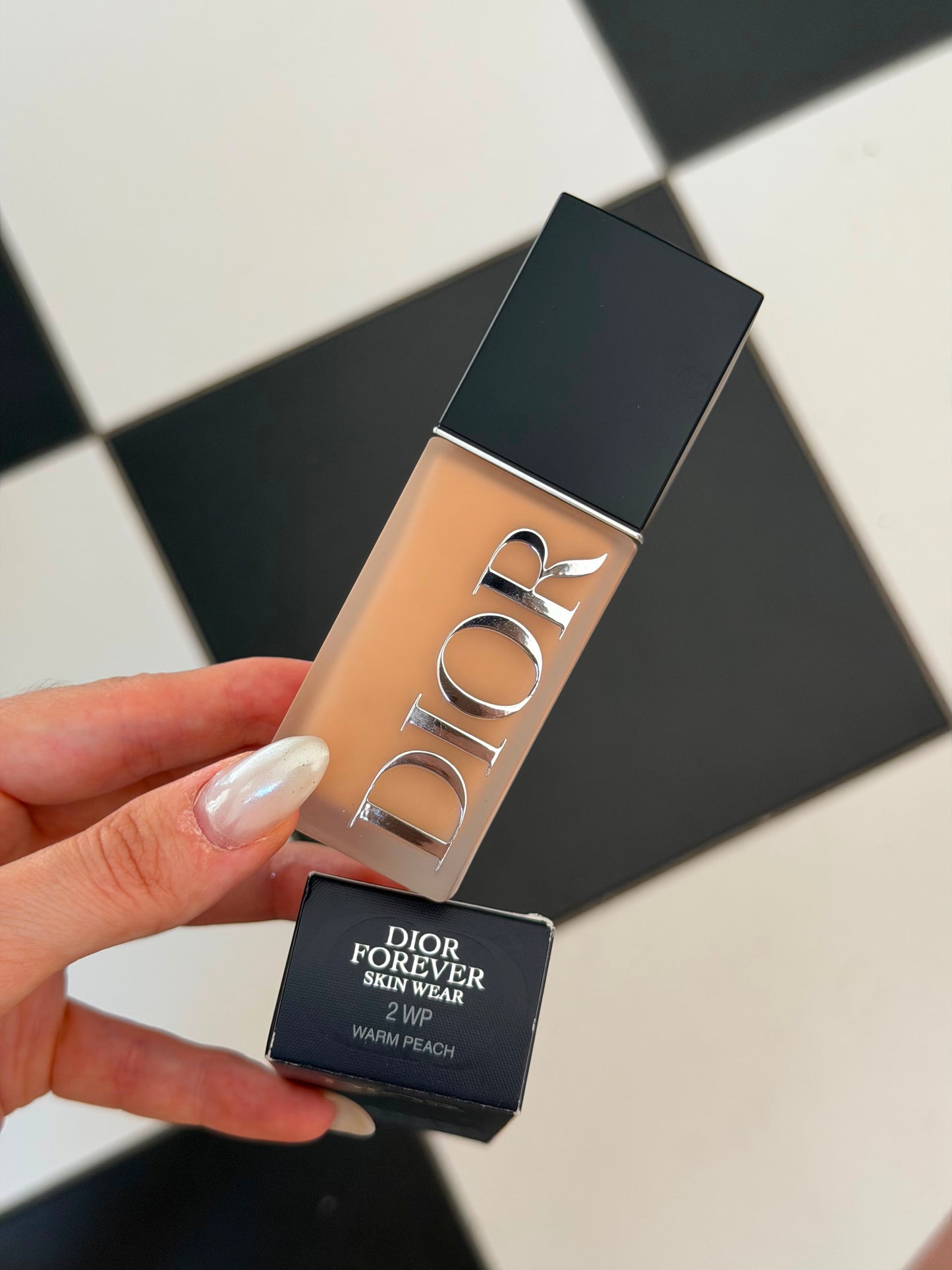 DIOR Forever Skin Wear
Blurring Natural Matte Foundation - 24h Ultra Wear - No-Transfer - Triple-Action Care - SPF25 PA+++