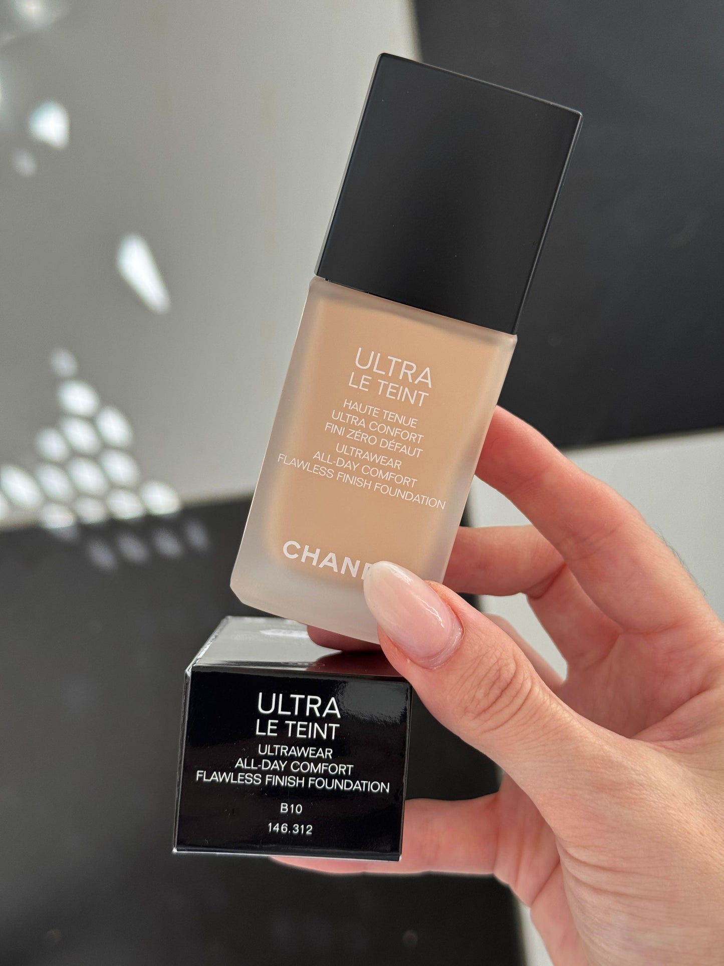 CHANEL Ultra Le Teint Ultrawear All-Day Comfort Flawless Finish Foundation (B10)