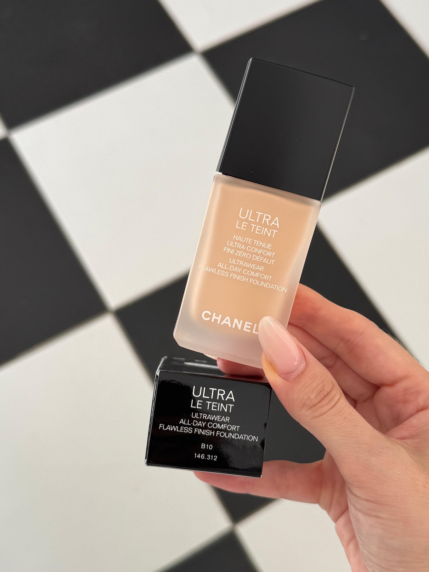 CHANEL Ultra Le Teint Ultrawear All-Day Comfort Flawless Finish Foundation (B10)