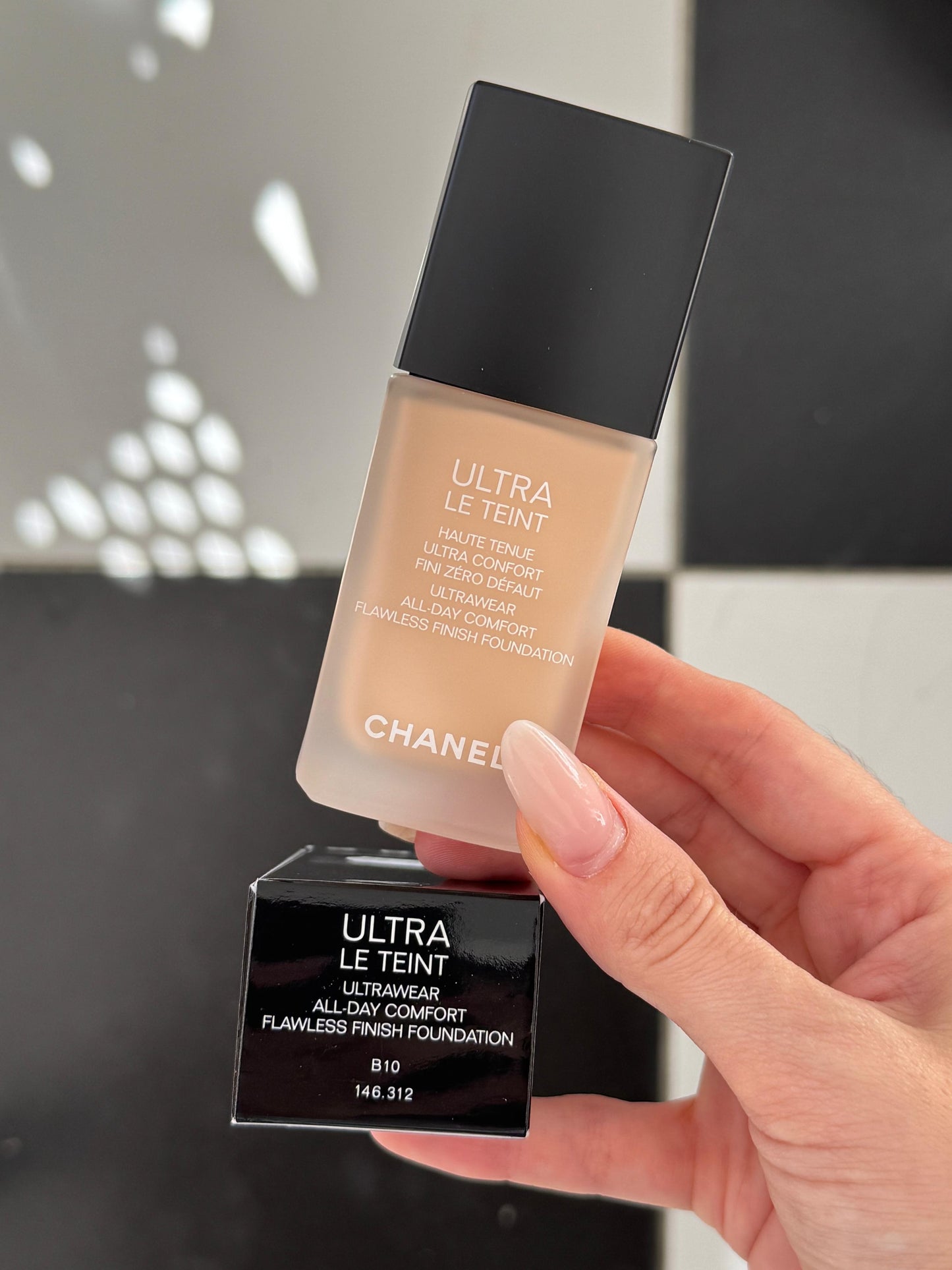 CHANEL Ultra Le Teint Ultrawear All-Day Comfort Flawless Finish Foundation (B10)