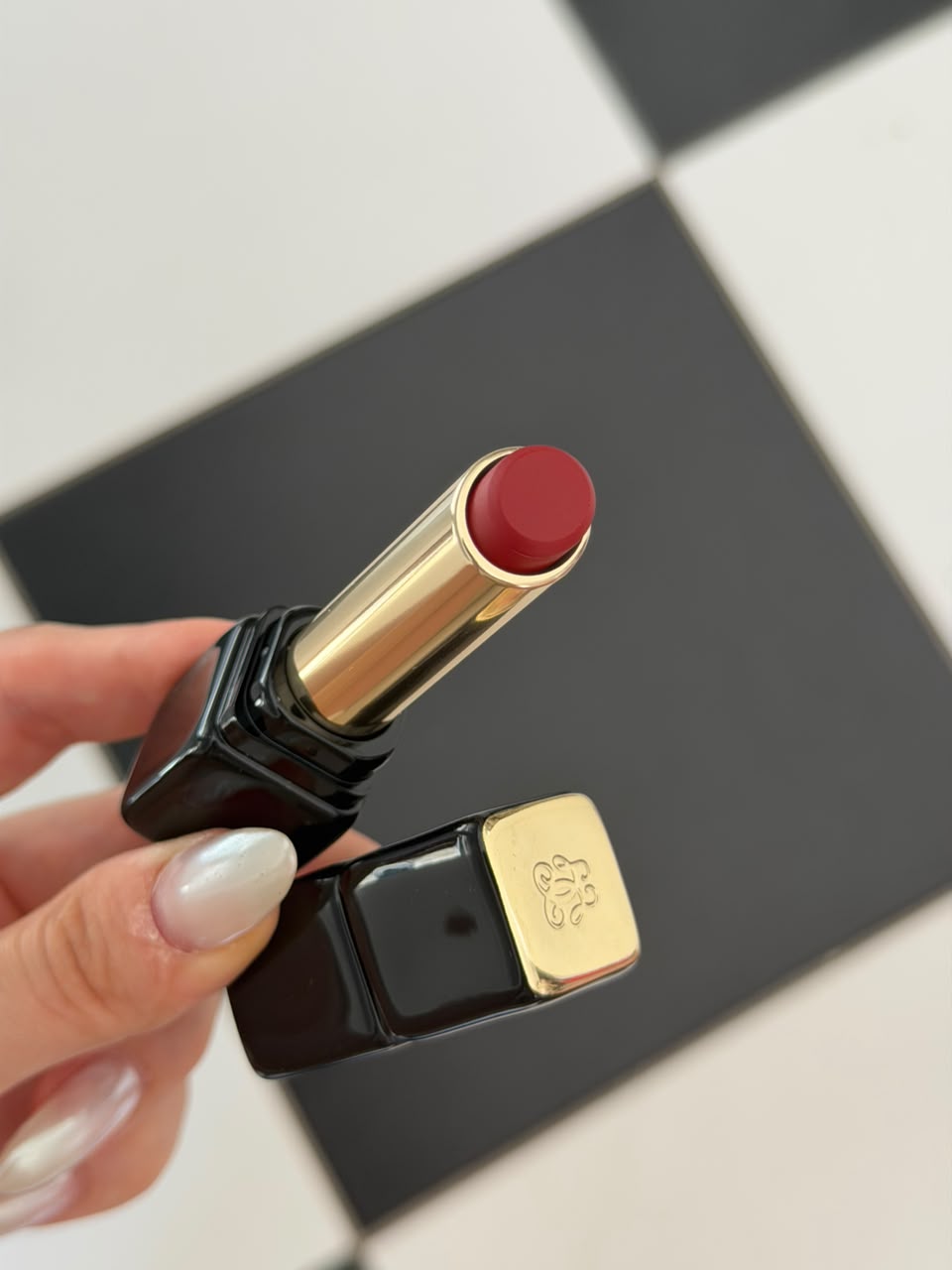 GUERLAIN KissKiss Tender Matte Lipstick Guerlain (999)
Lightweight Luminous