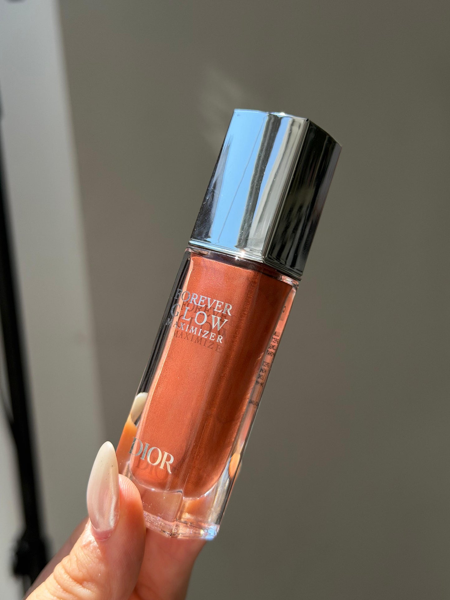 DIOR Forever Glow Maximizer (Copper)
Liquid Highlighter - Long Wear - Intense Luminous And Multi-Use