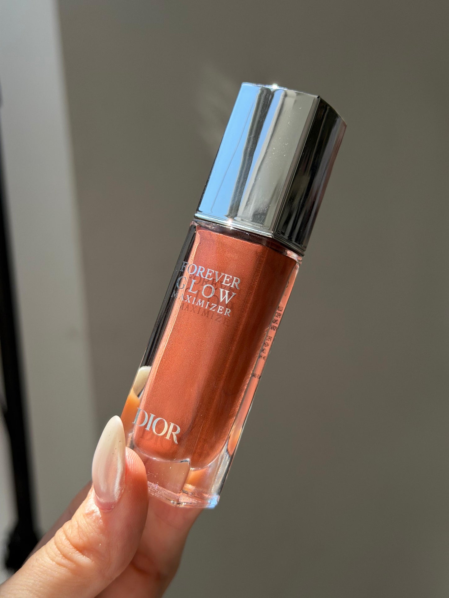 DIOR Forever Glow Maximizer (Copper)
Liquid Highlighter - Long Wear - Intense Luminous And Multi-Use