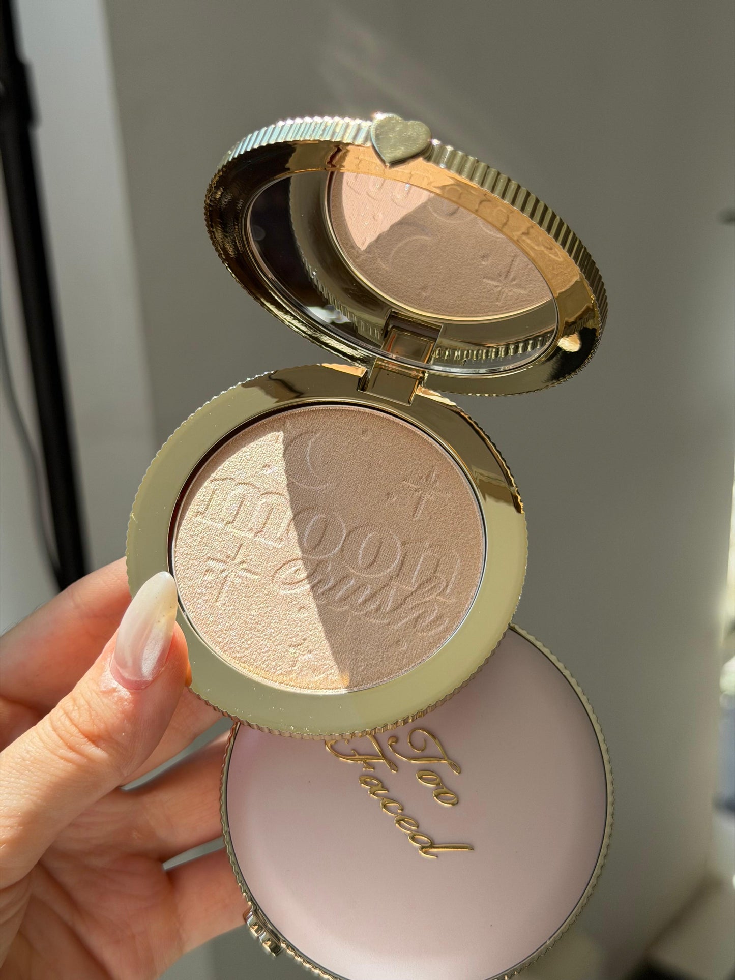 TOO FACED Moon Crush Highlighter
Sheer Glossy Multi-Use Powder