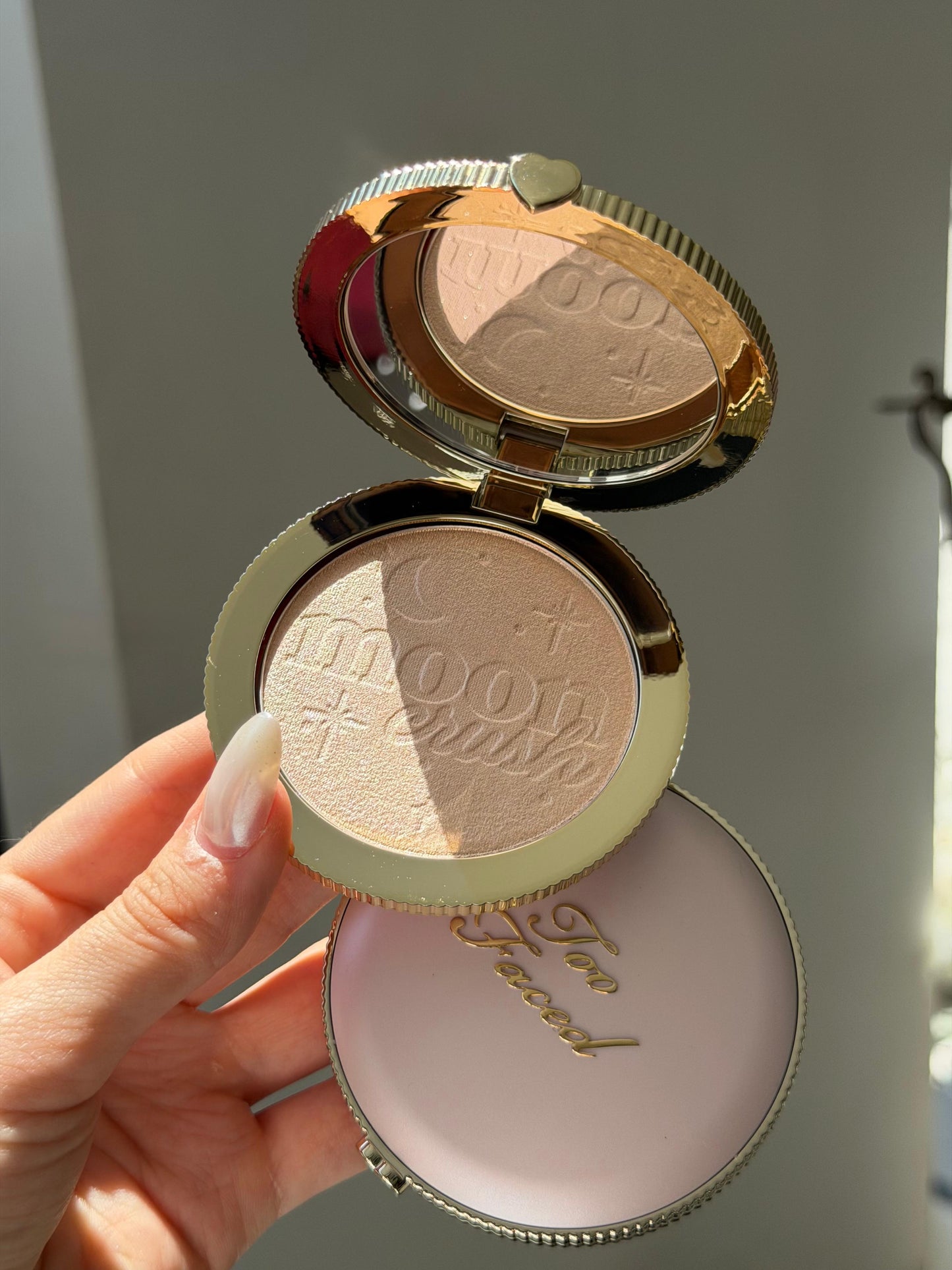 TOO FACED Moon Crush Highlighter
Sheer Glossy Multi-Use Powder