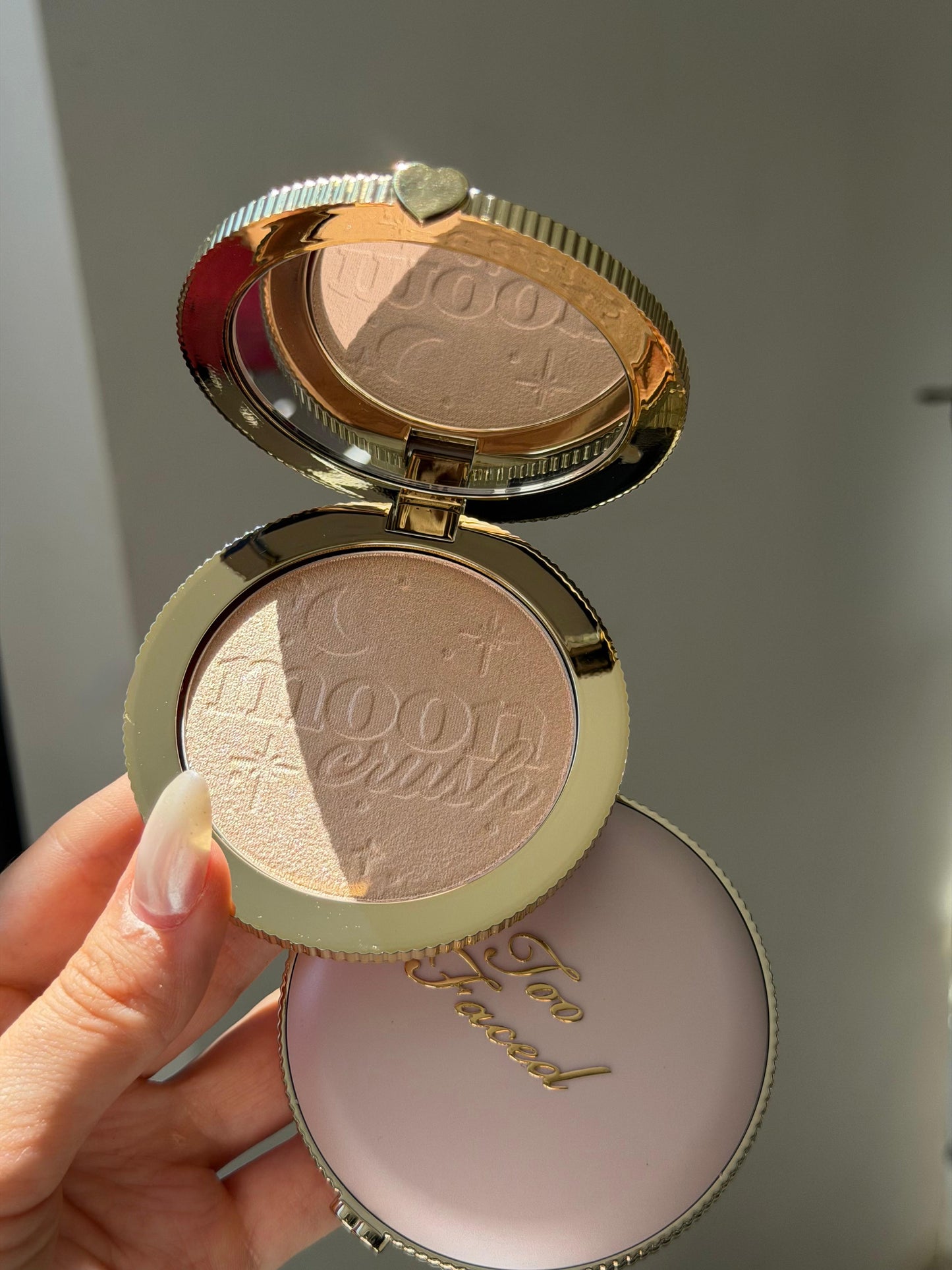 TOO FACED Moon Crush Highlighter
Sheer Glossy Multi-Use Powder