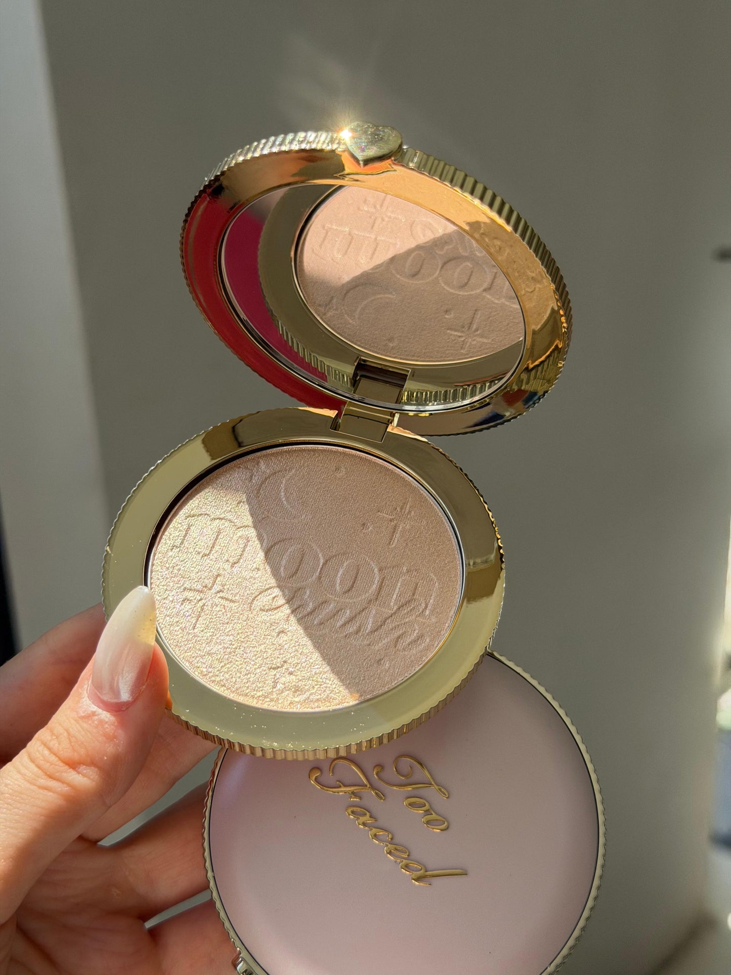 TOO FACED Moon Crush Highlighter
Sheer Glossy Multi-Use Powder