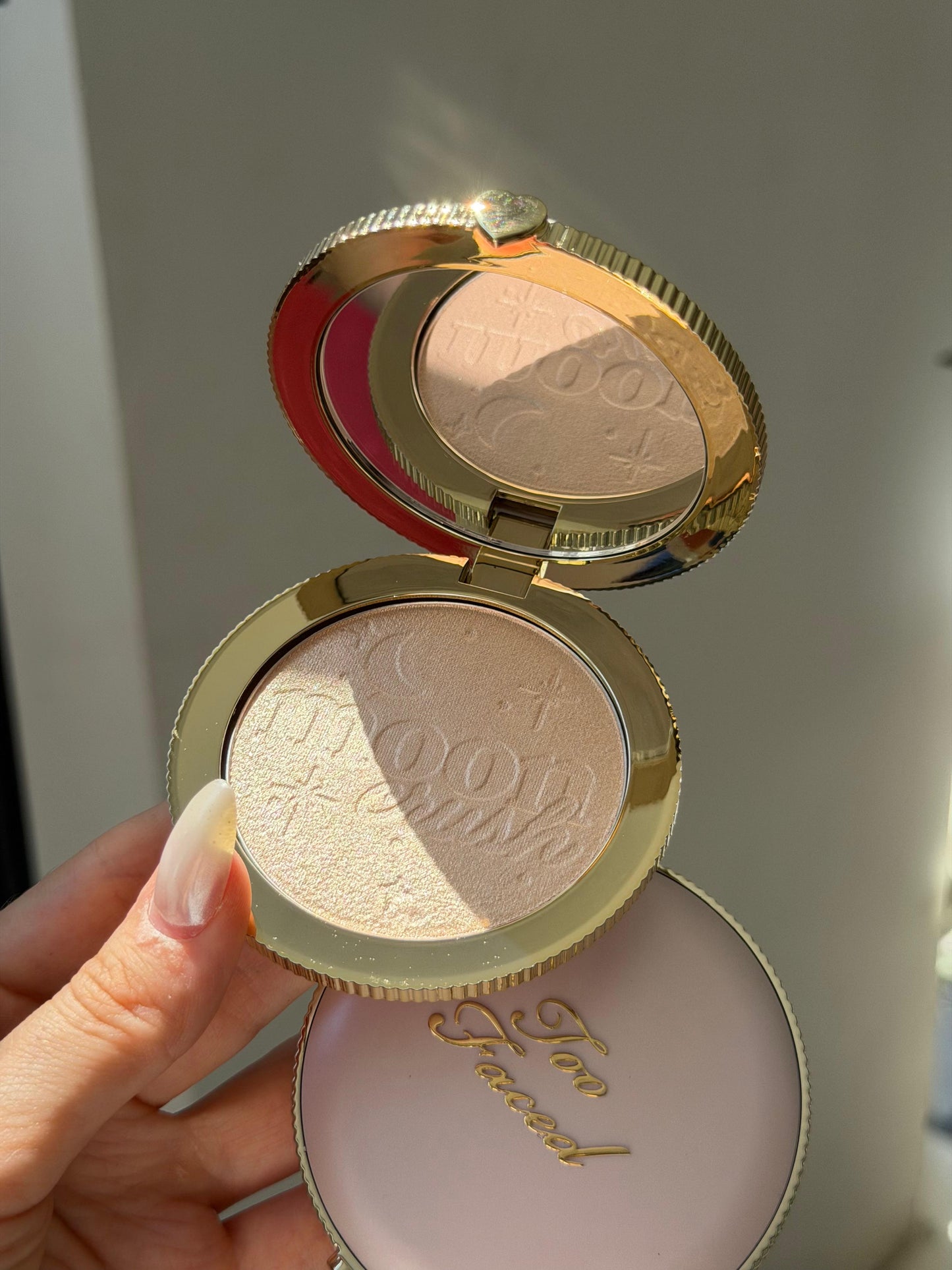 TOO FACED Moon Crush Highlighter
Sheer Glossy Multi-Use Powder