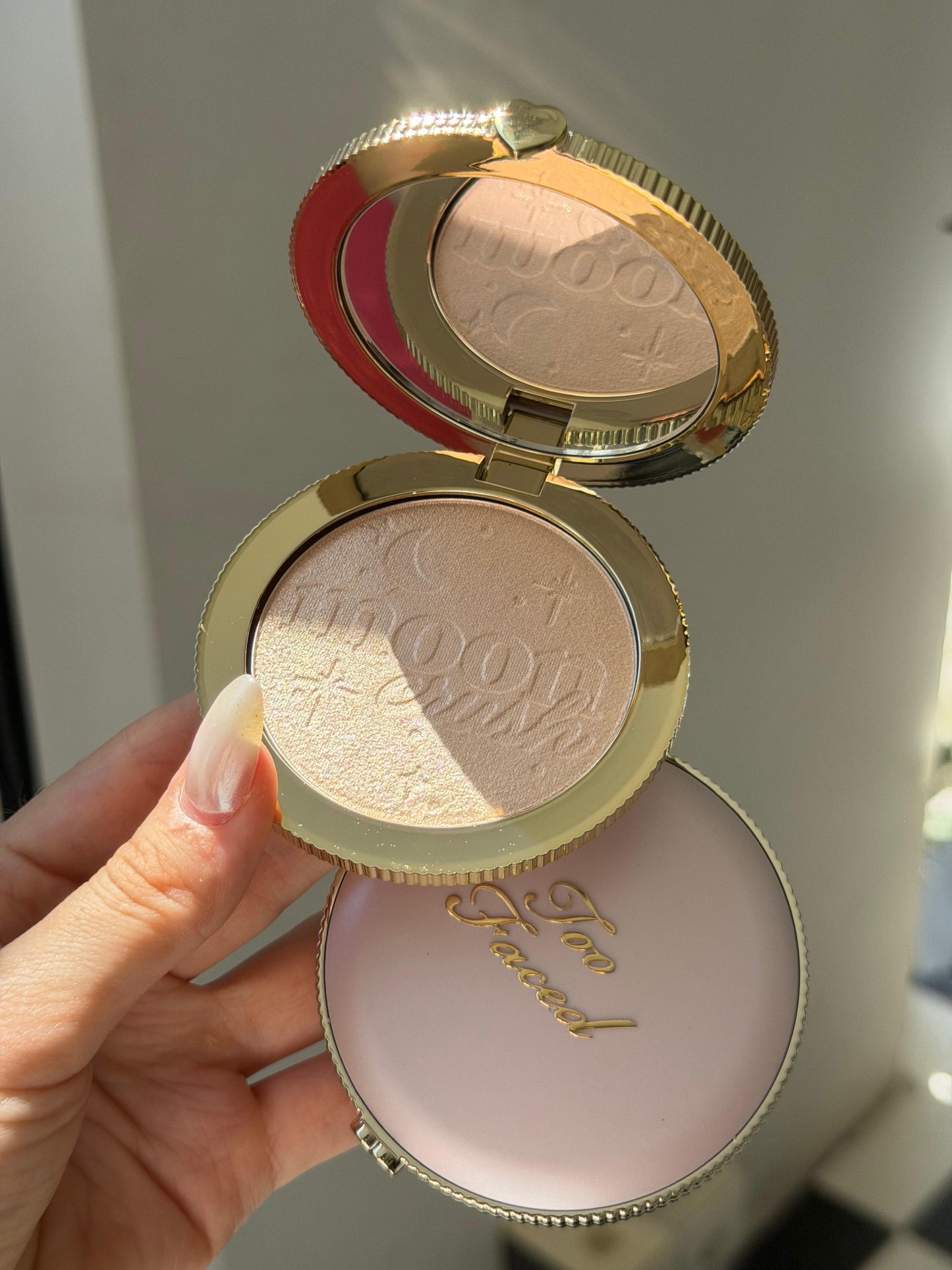 TOO FACED Moon Crush Highlighter
Sheer Glossy Multi-Use Powder