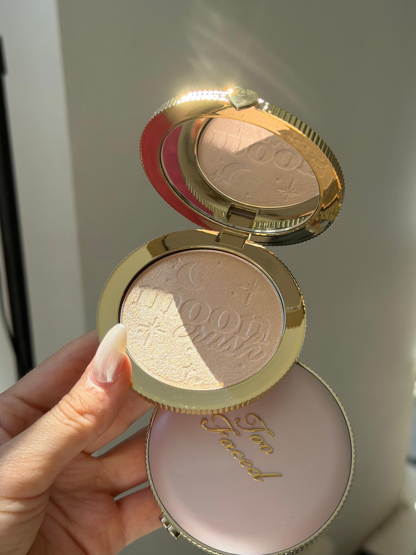 TOO FACED Moon Crush Highlighter
Sheer Glossy Multi-Use Powder