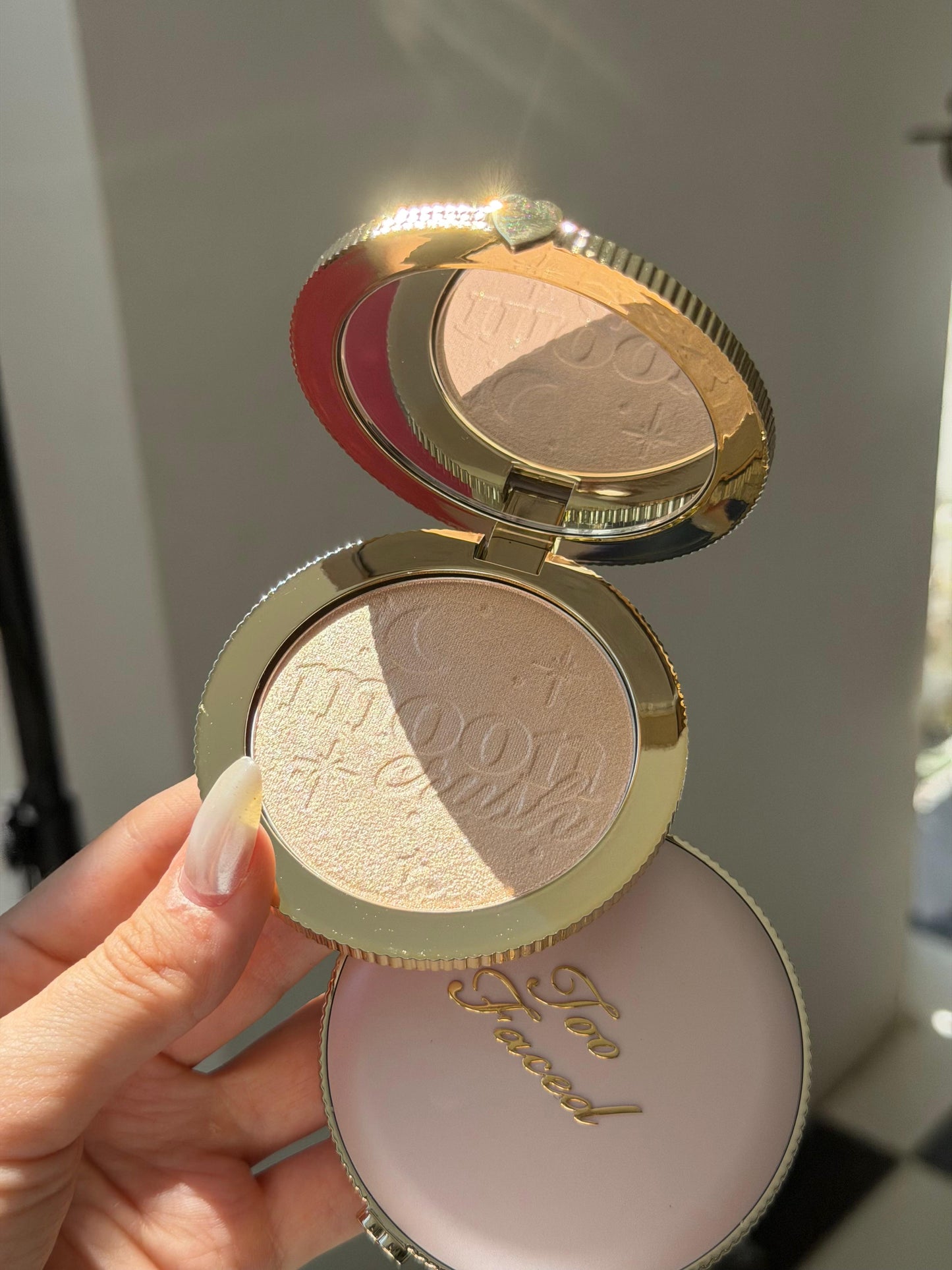 TOO FACED Moon Crush Highlighter
Sheer Glossy Multi-Use Powder