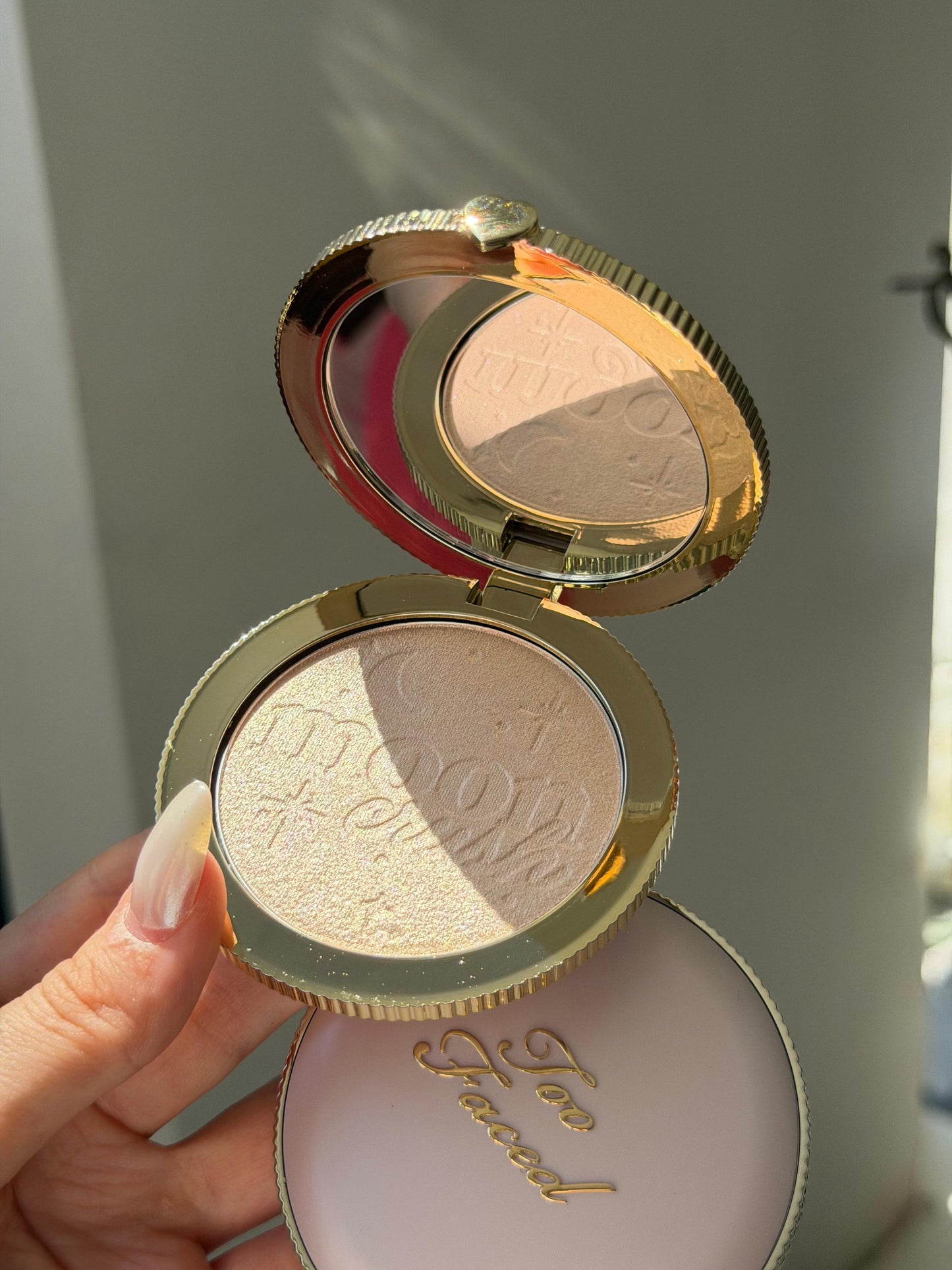 TOO FACED Moon Crush Highlighter
Sheer Glossy Multi-Use Powder