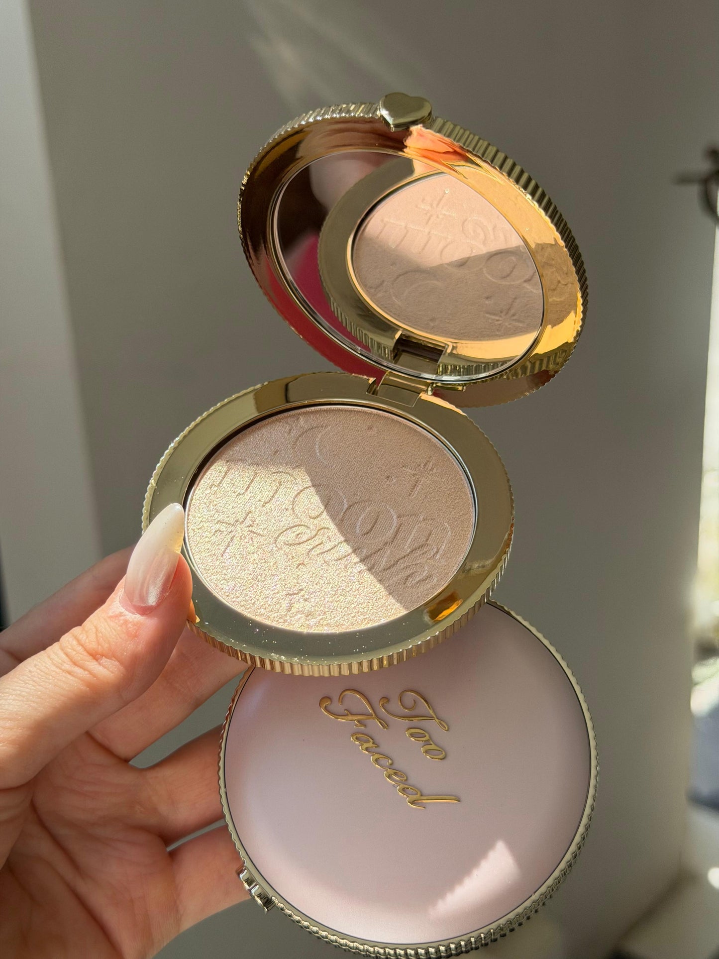 TOO FACED Moon Crush Highlighter
Sheer Glossy Multi-Use Powder